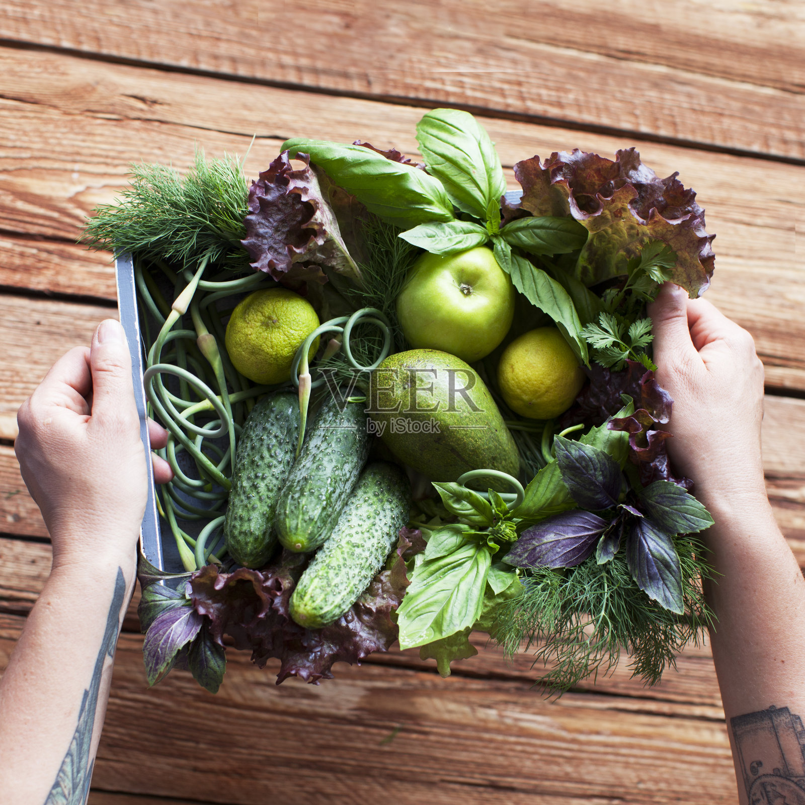 蔬菜放在木桌上照片摄影图片