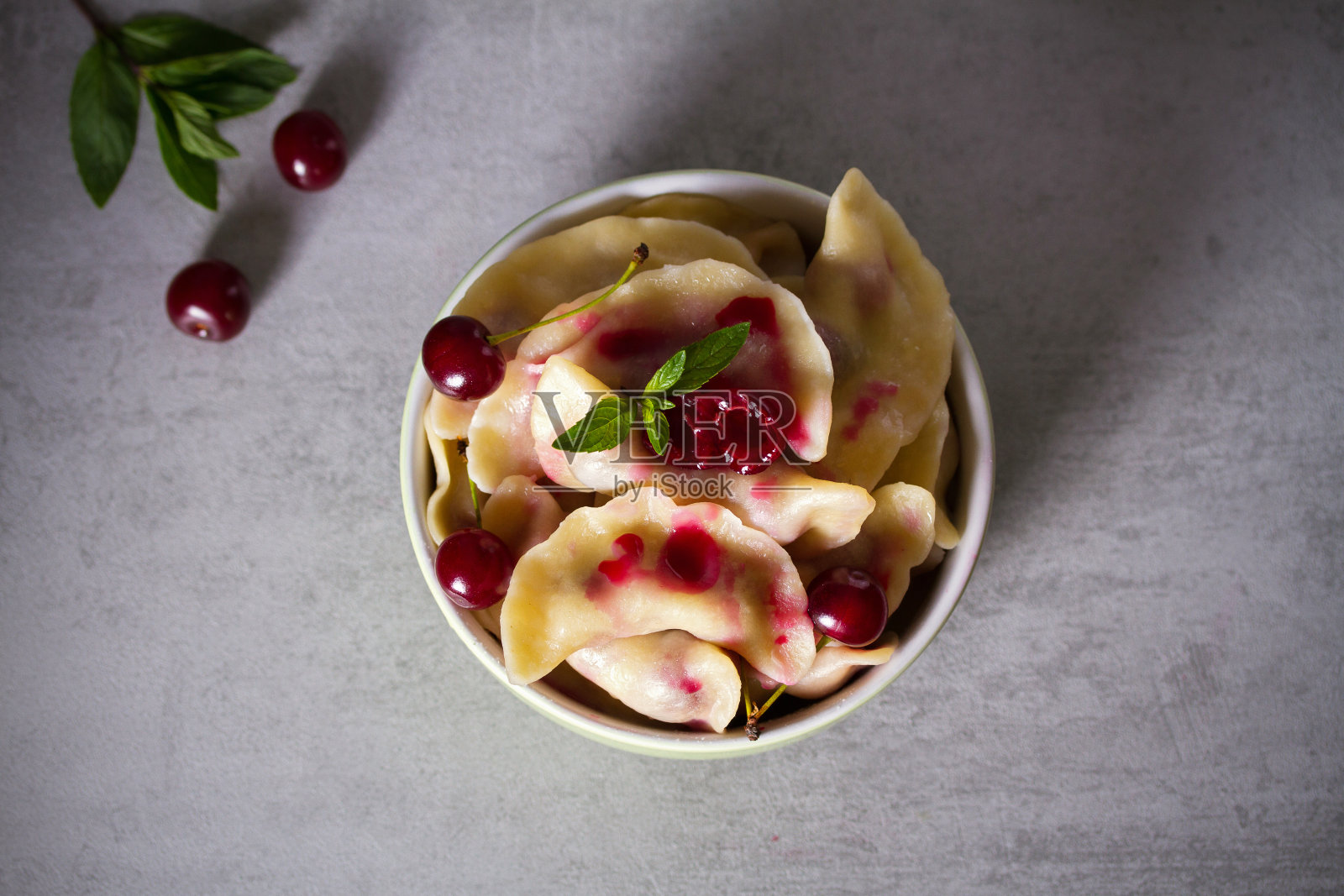 饺子，里面有樱桃。Varenyky, vareniki, pierogi, pyrohy照片摄影图片