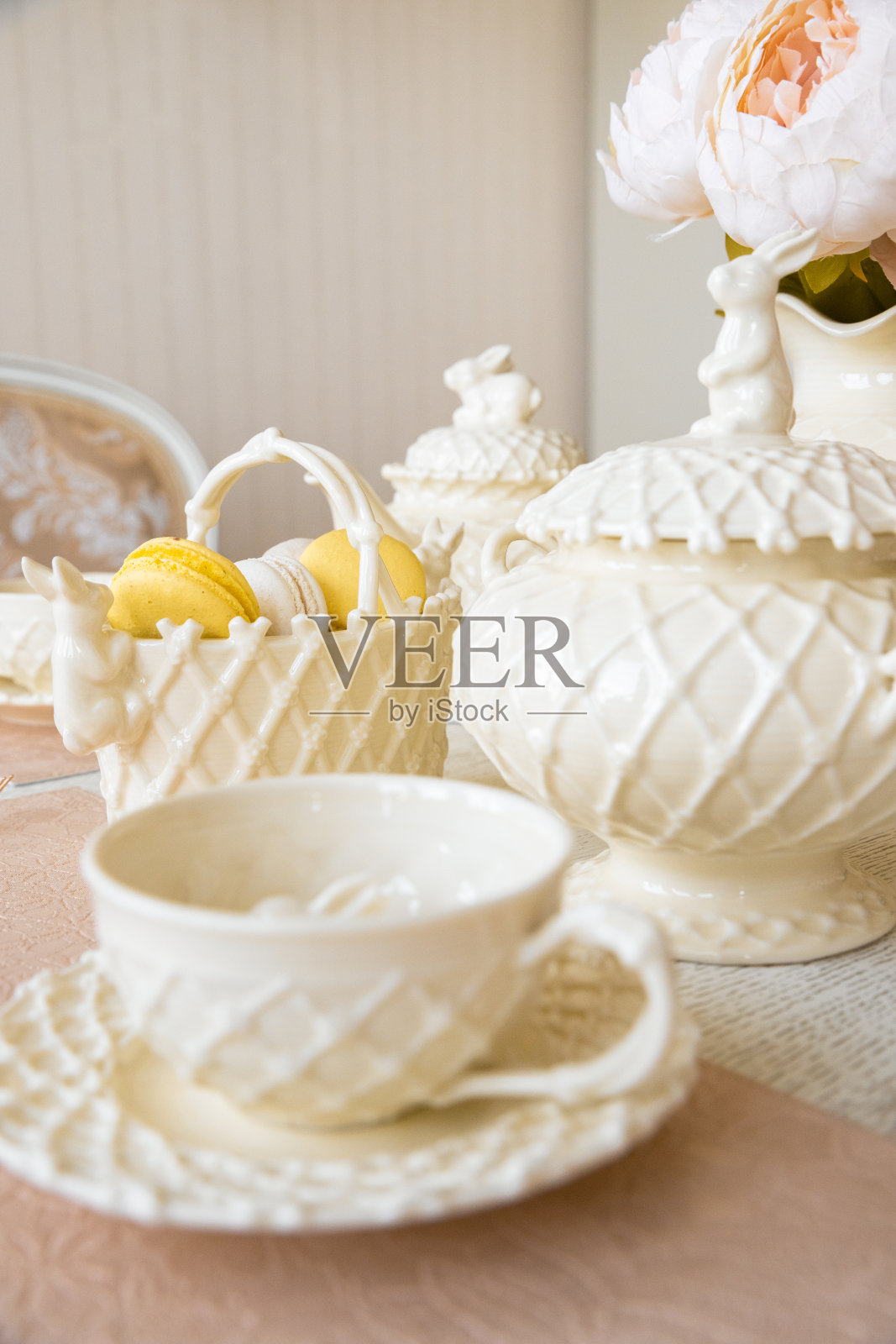 茶从美丽的杯子在浪漫的服务照片摄影图片