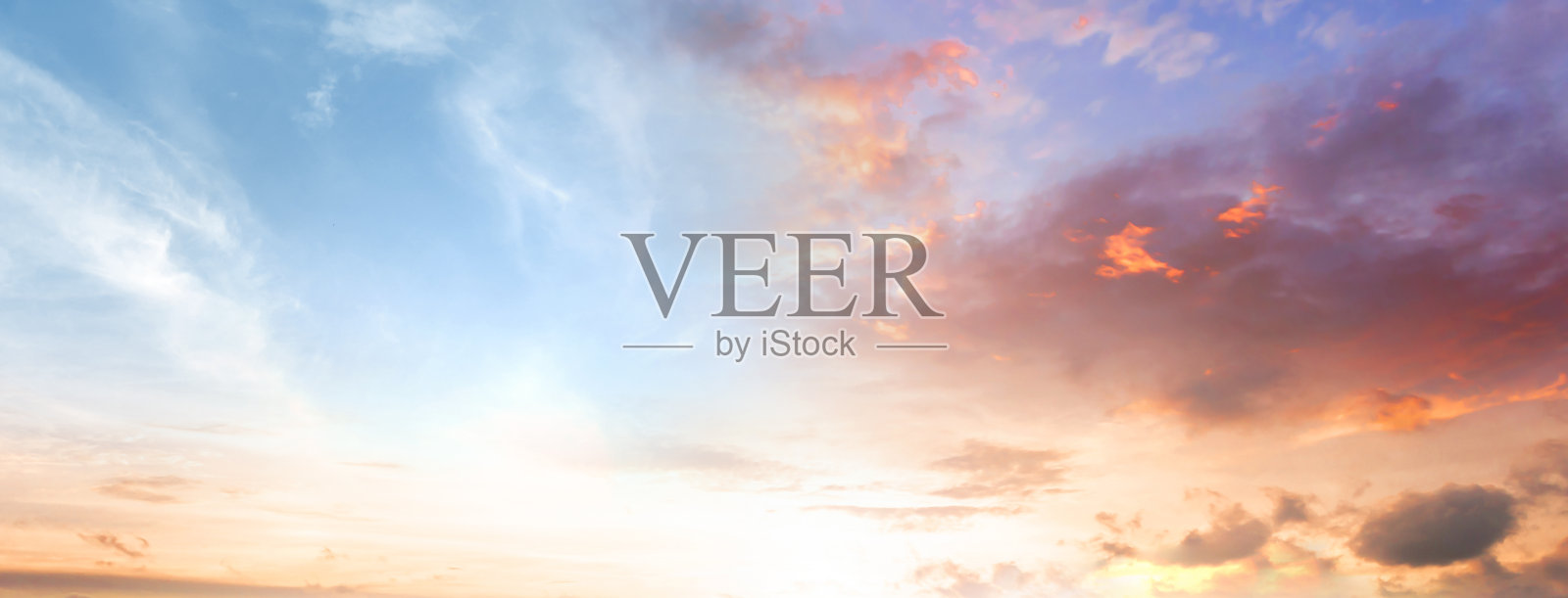 令人惊叹的全景，多彩的天空和戏剧性的日落照片摄影图片