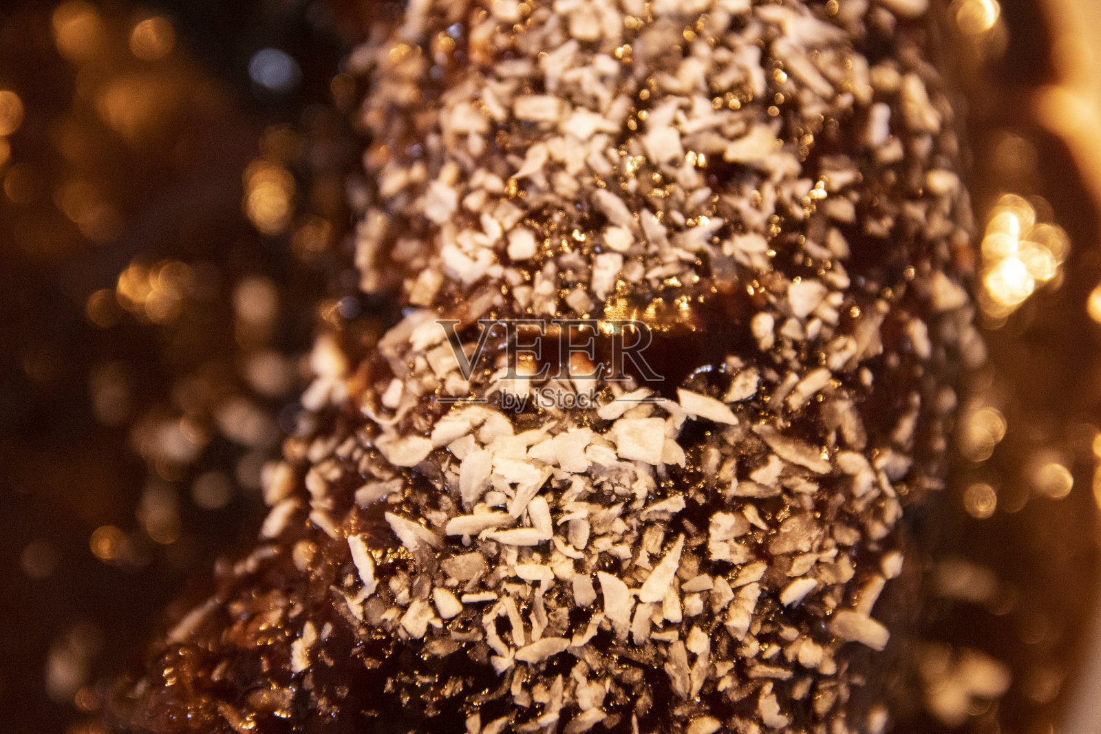 素食蛋糕。椰粉，杏仁粉，奇亚胶和红糖。巧克力糖浆加椰奶。上面放碎椰子照片摄影图片