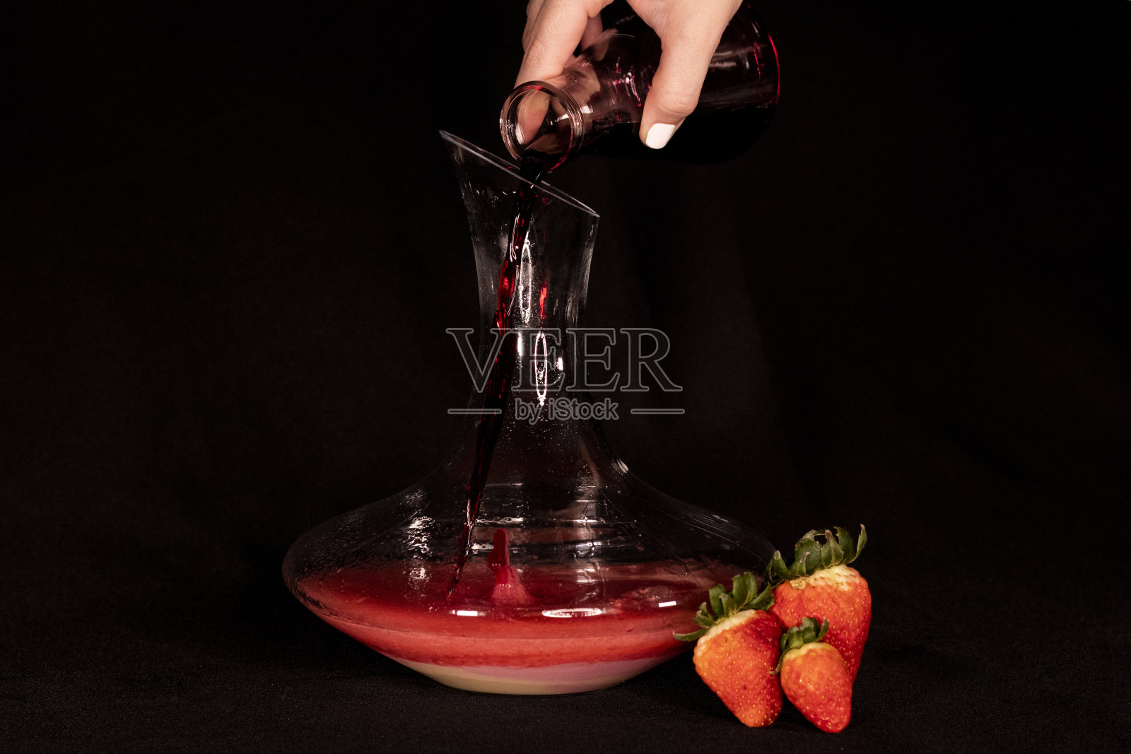 草莓击败。草莓酸奶，炼乳，草莓汁，黑加仑和伏特加。含酒精的水果鸡尾酒。照片摄影图片