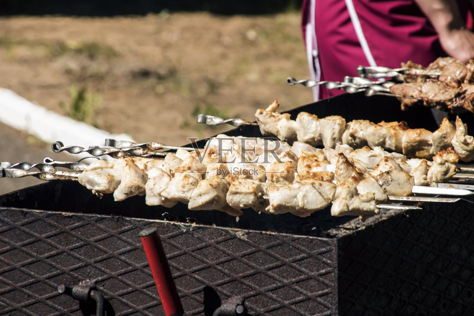把烤肉串串起来照片摄影图片