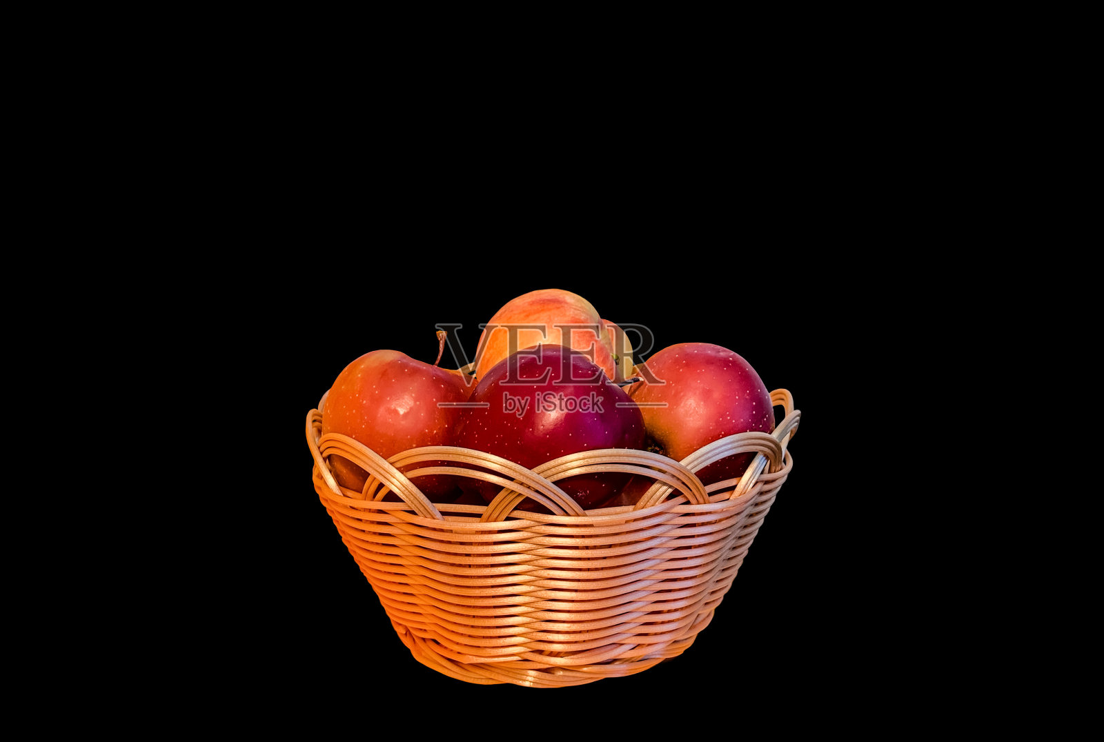篮子上有红苹果和黑苹果照片摄影图片
