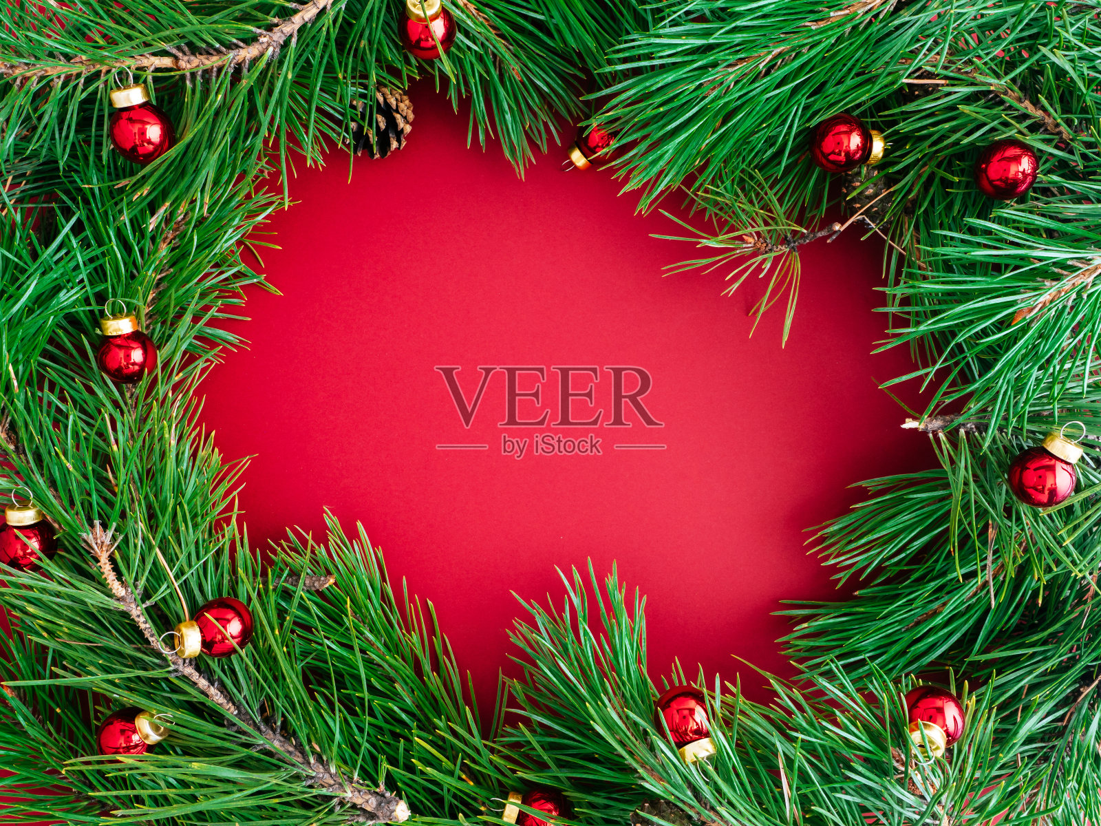 明亮的新年或圣诞作文，平铺，copyspace。节日框架或花环的圣诞树，圣诞装饰，锥形和圣诞玩具在一个红色的背景，copyspace，俯视图照片摄影图片