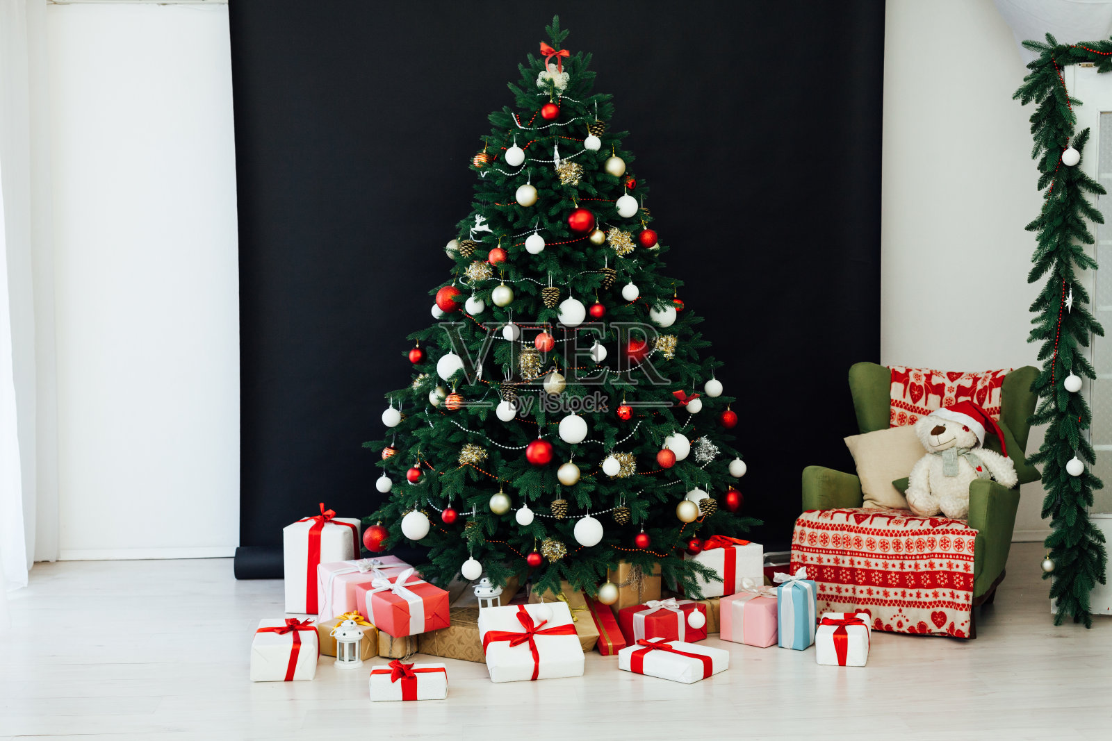 室内装饰有时尚的扶手椅和美丽的圣诞树照片摄影图片