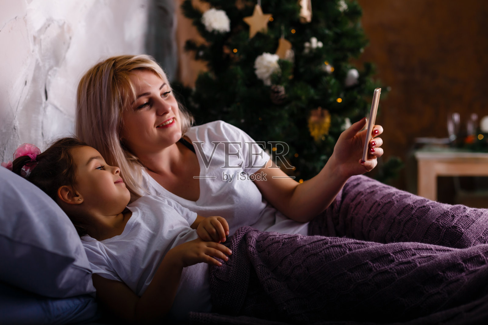 母亲和女儿在圣诞节期间照片摄影图片