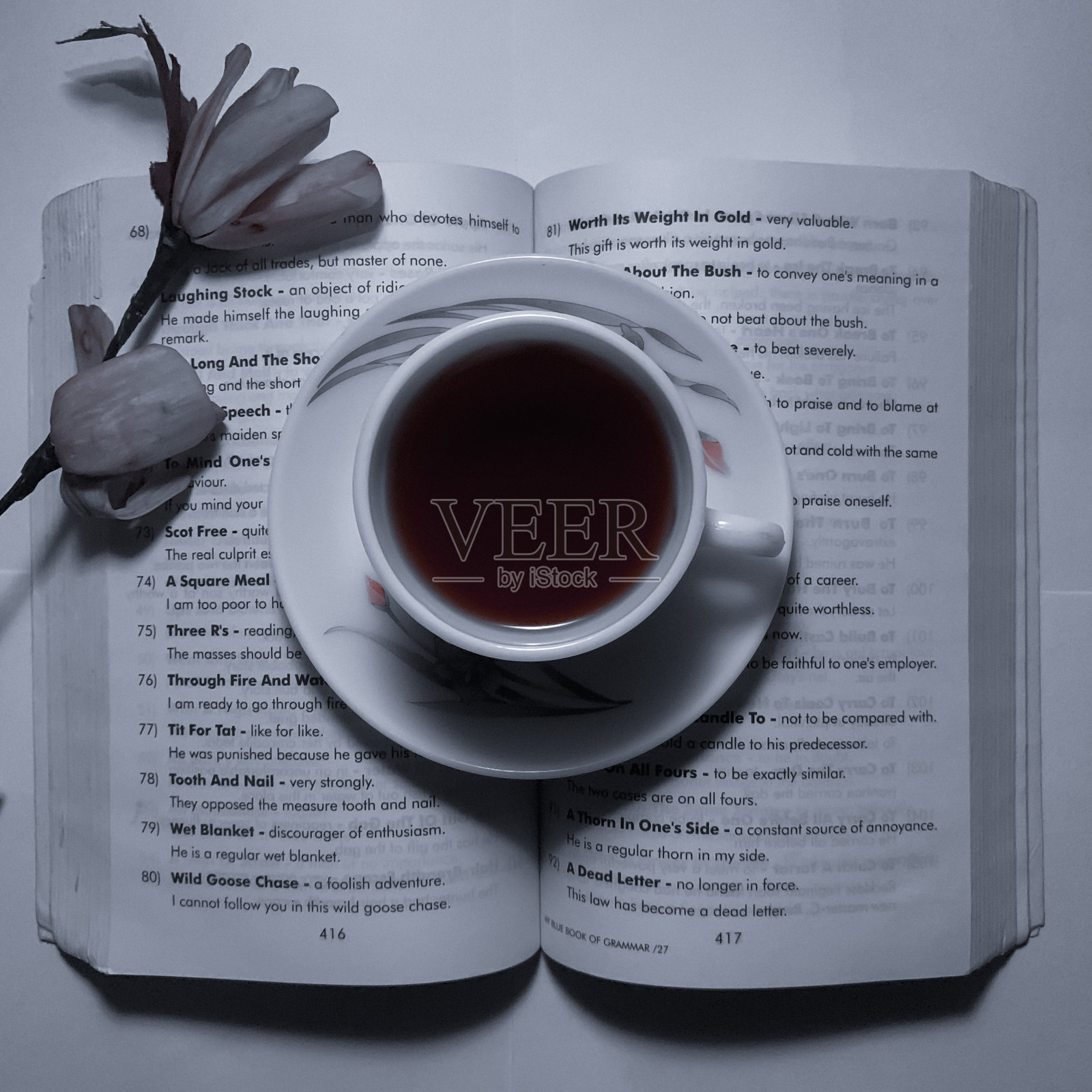 桌上咖啡杯的高角度视图照片摄影图片