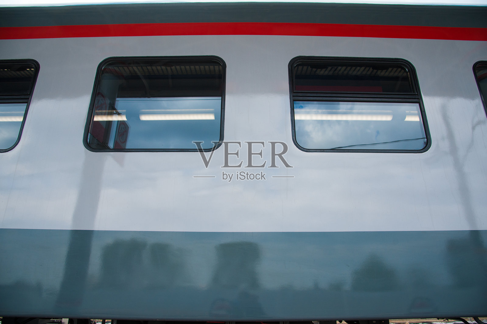 现代铁路中的红色火车照片摄影图片