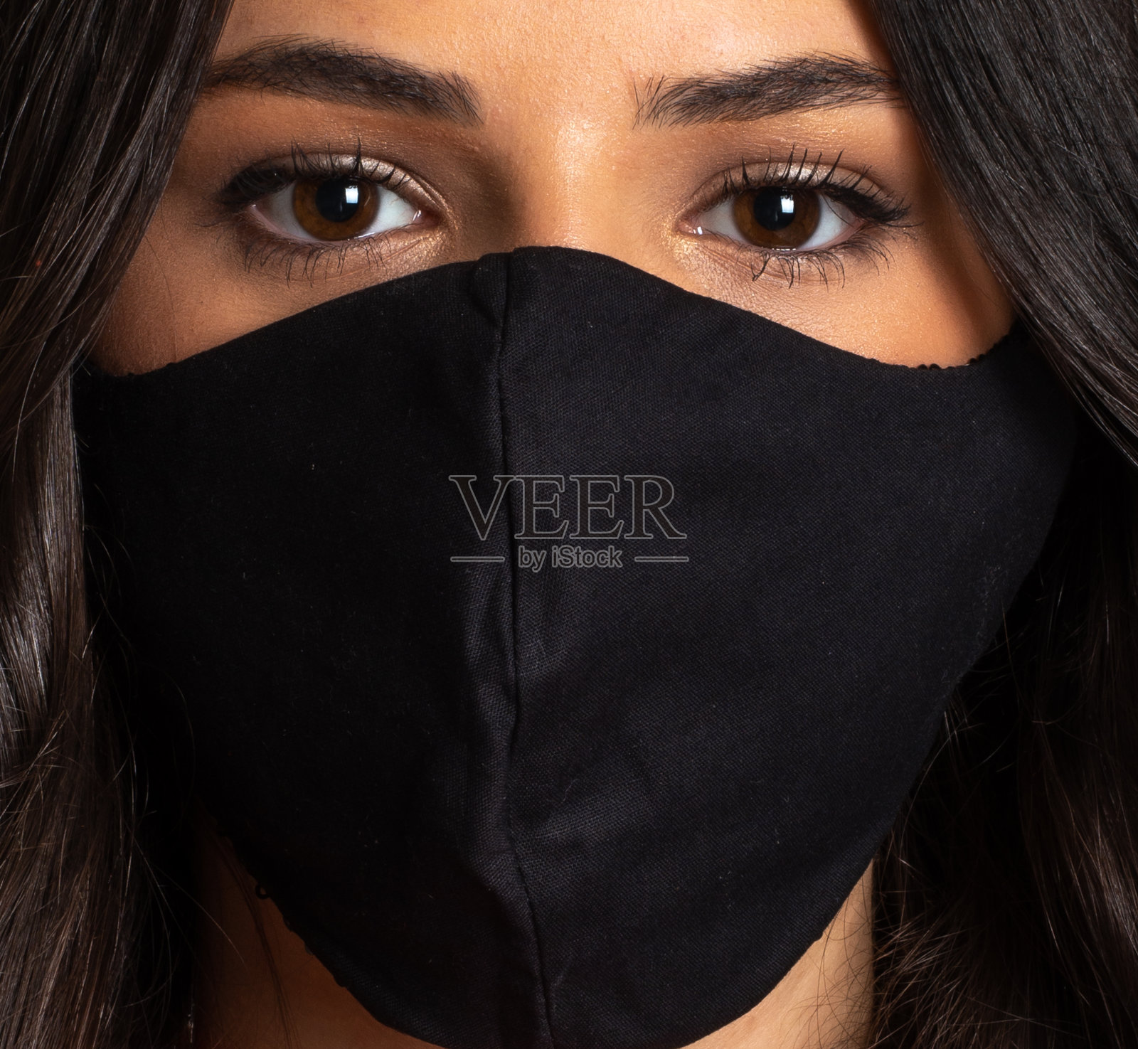 疫情期间戴口罩的青少年照片摄影图片