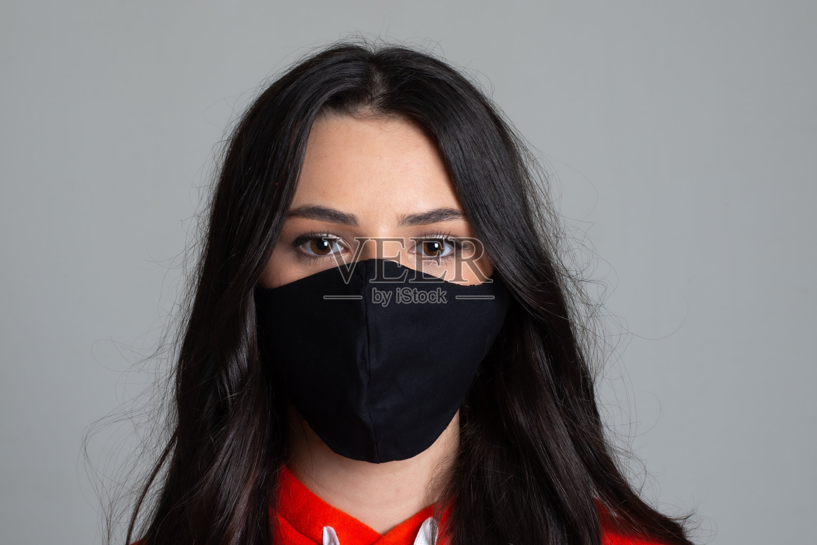 疫情期间戴口罩的青少年照片摄影图片