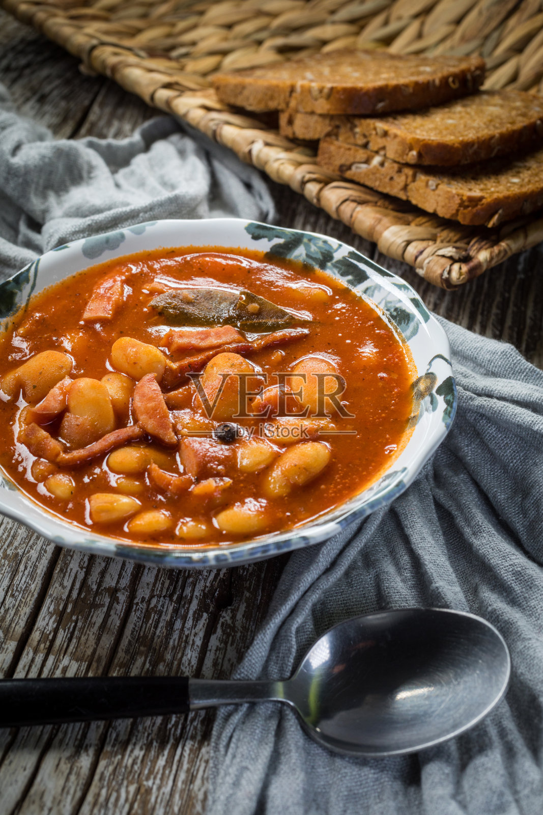 豆子配番茄酱，培根和香肠。照片摄影图片