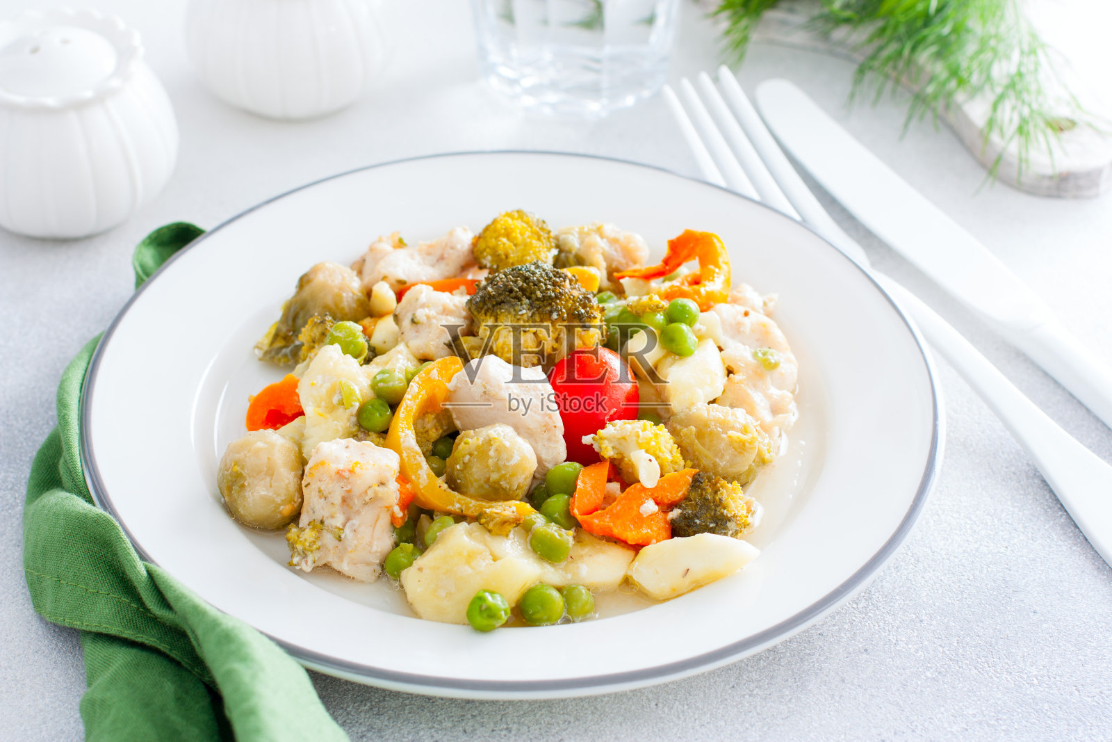 烤蔬菜-花椰菜，球芽甘蓝，甜椒，豌豆，西红柿，西葫芦鸡柳，在白色的桌子上的饮食，选择性的重点照片摄影图片