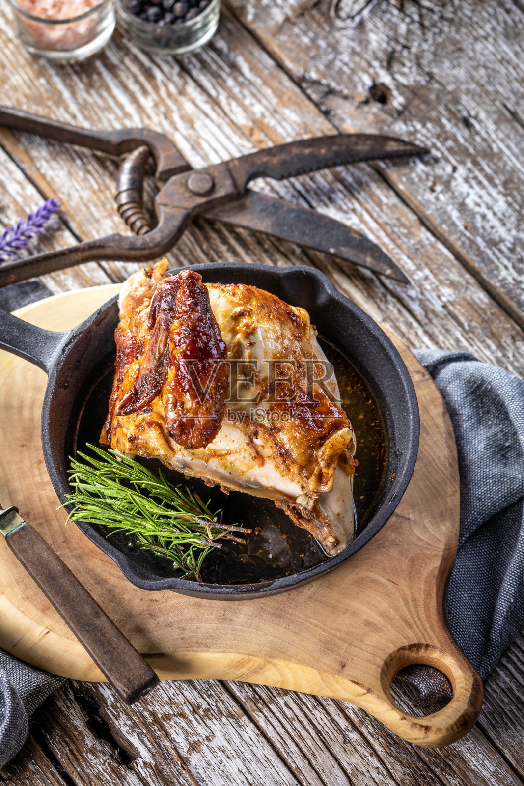 烤鸡。照片摄影图片