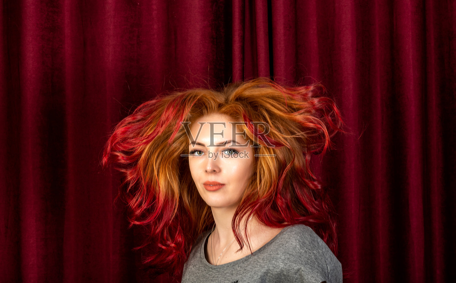 红头发女人照片摄影图片