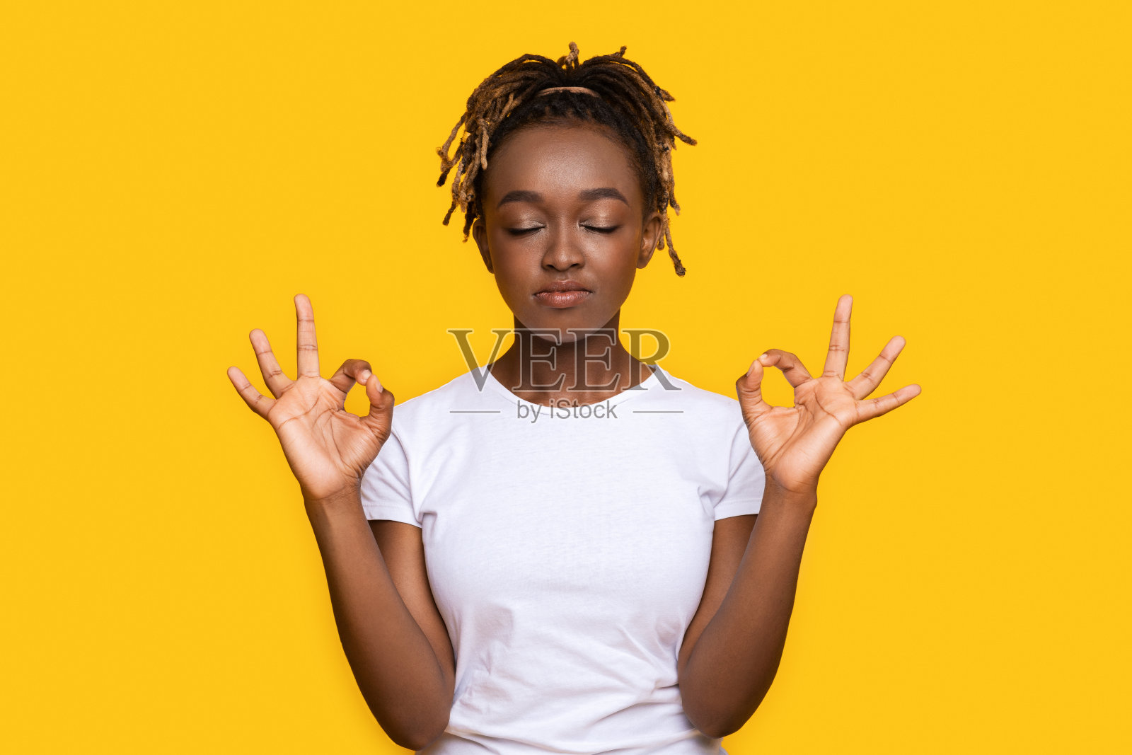 平静的非洲女人，在黄色上沉思照片摄影图片