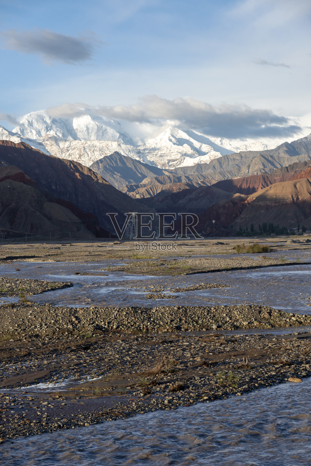 在日出的天空背景中有雪峰和河谷照片摄影图片