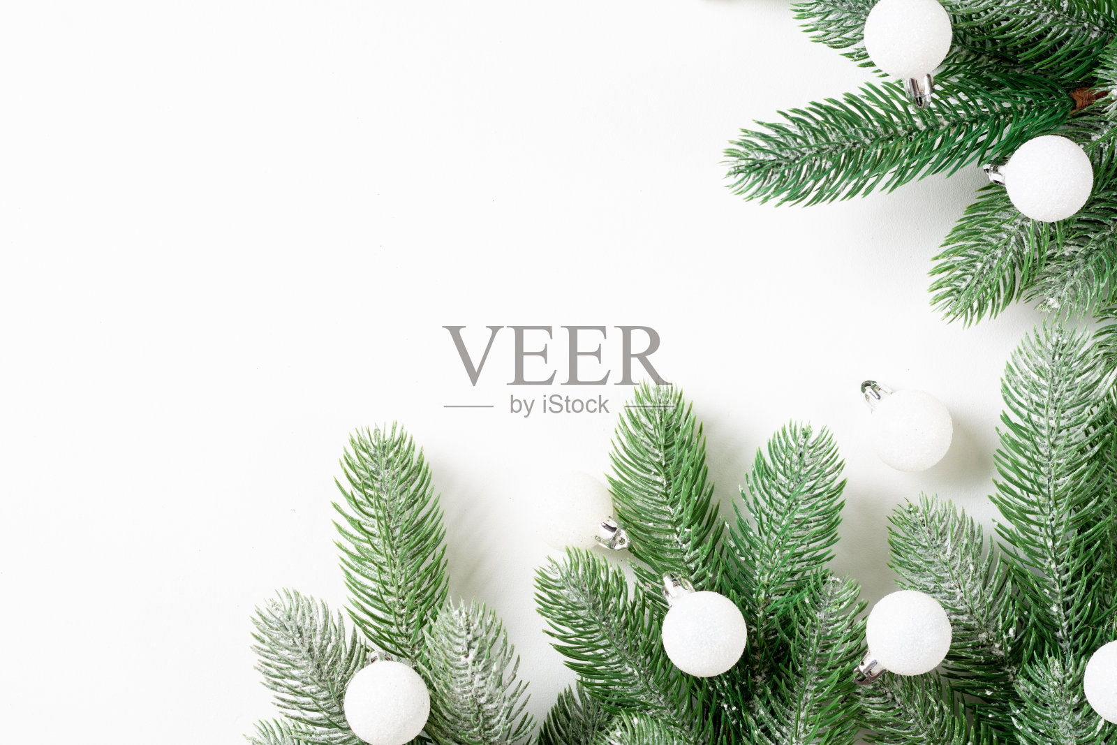 圣诞节的背景。白底云杉树枝上的白色装饰。圣诞断然。从copyspace俯视图照片摄影图片