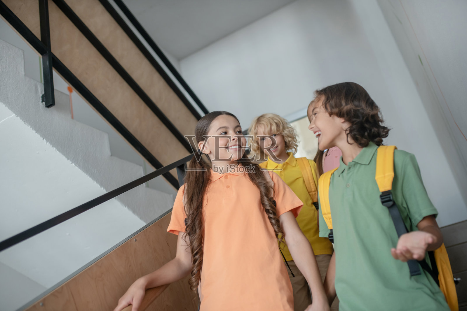 学校的朋友下楼聊天，感觉很好照片摄影图片