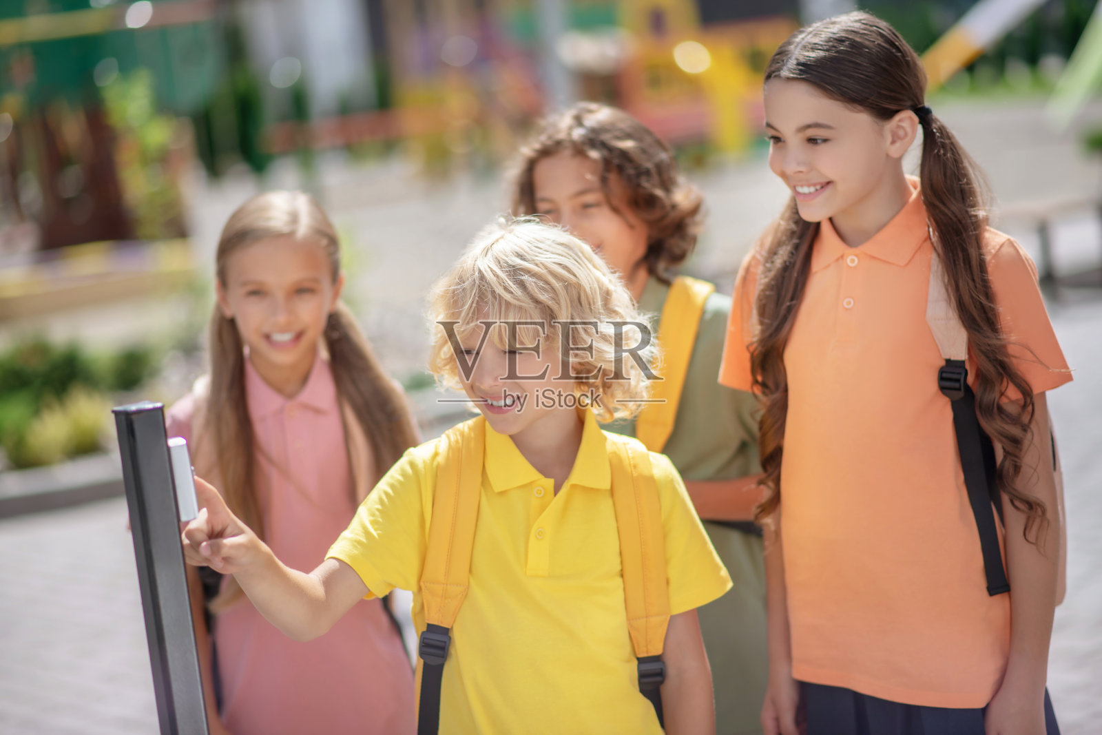 放学离开学校的学童打开大门照片摄影图片