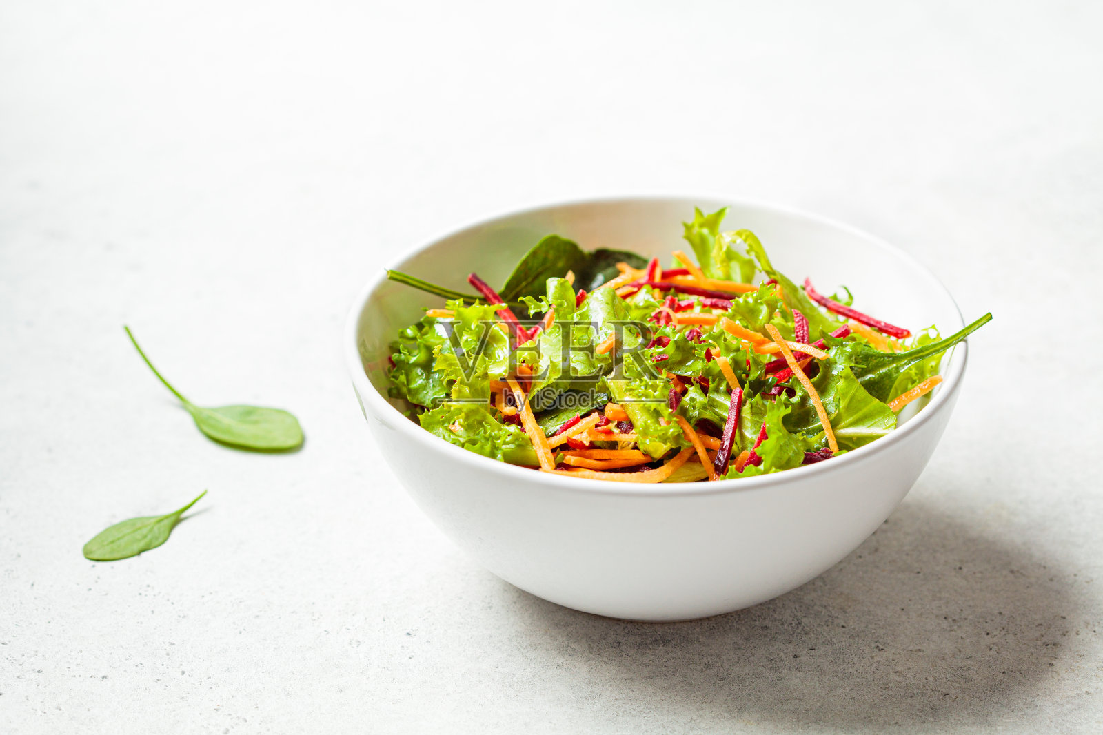 白碗里的健康蔬菜沙拉配甜菜和胡萝卜。减肥食品的概念。照片摄影图片