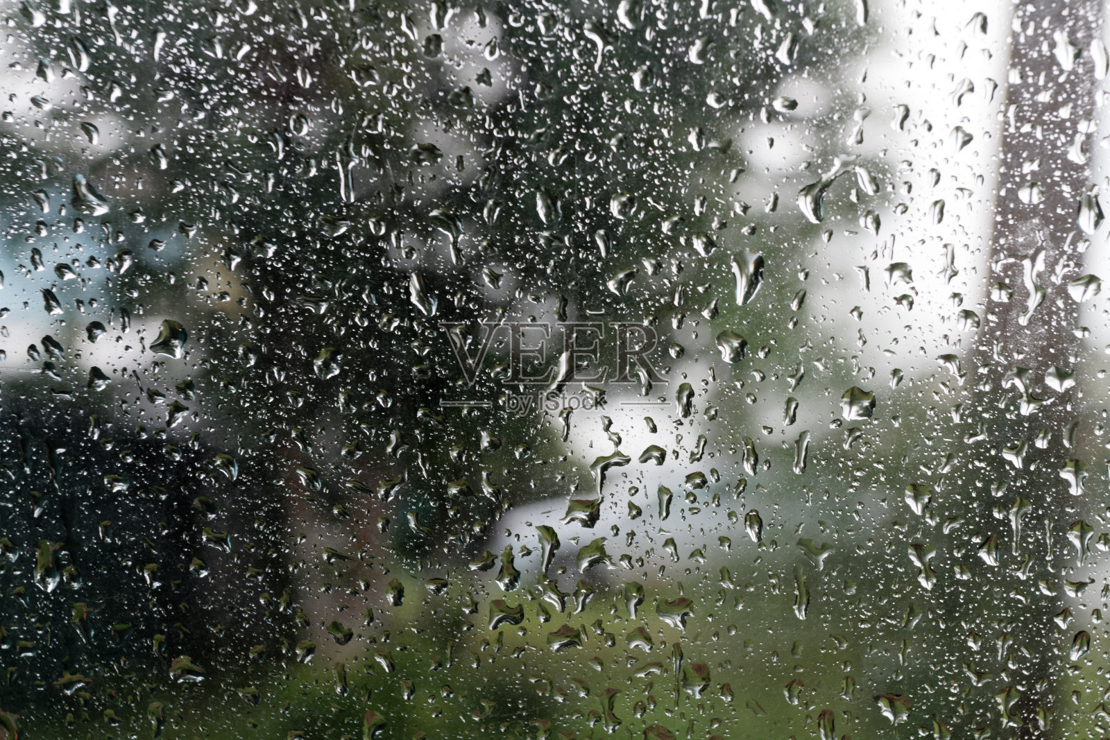小雨打在玻璃上。照片摄影图片