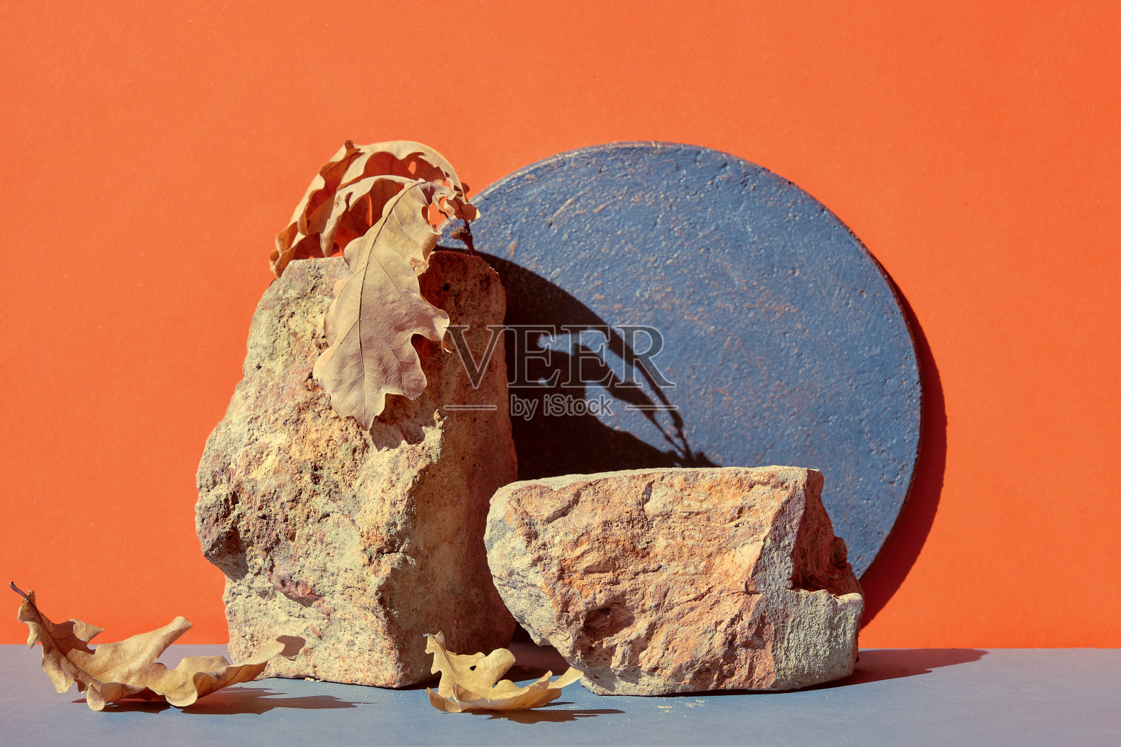 现代秋季砖裙房橙色和灰色与自然季节的秋季装饰照片摄影图片