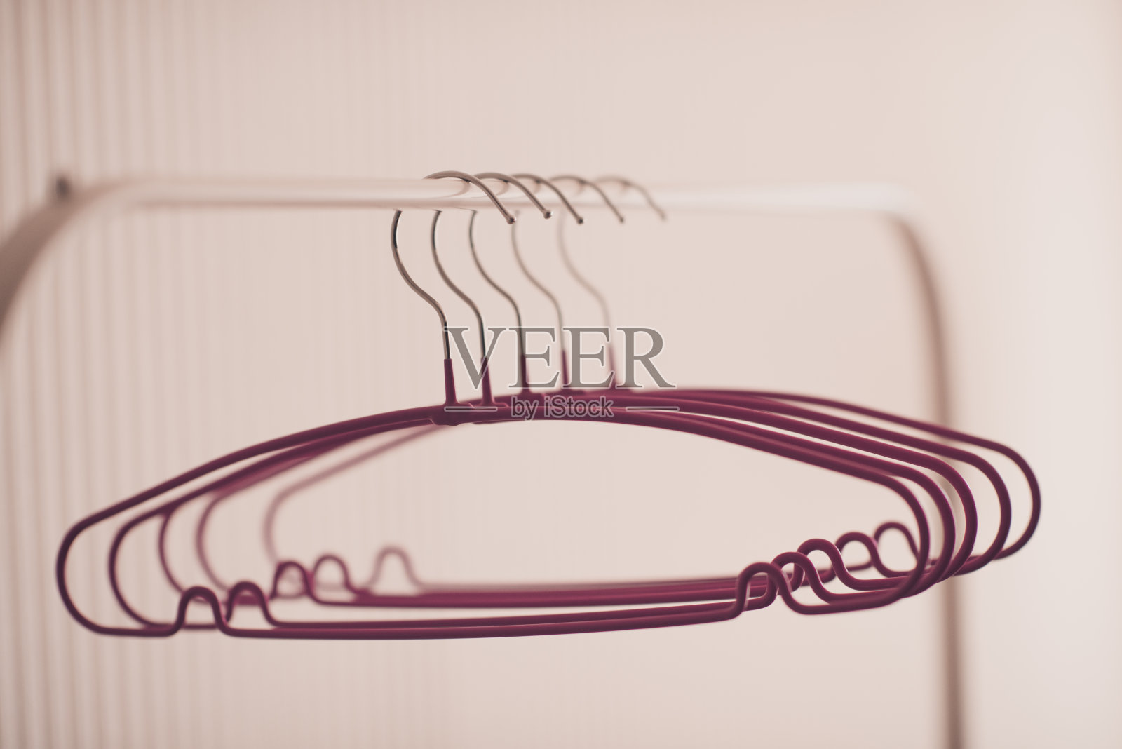 室内的粉色金属衣架照片摄影图片