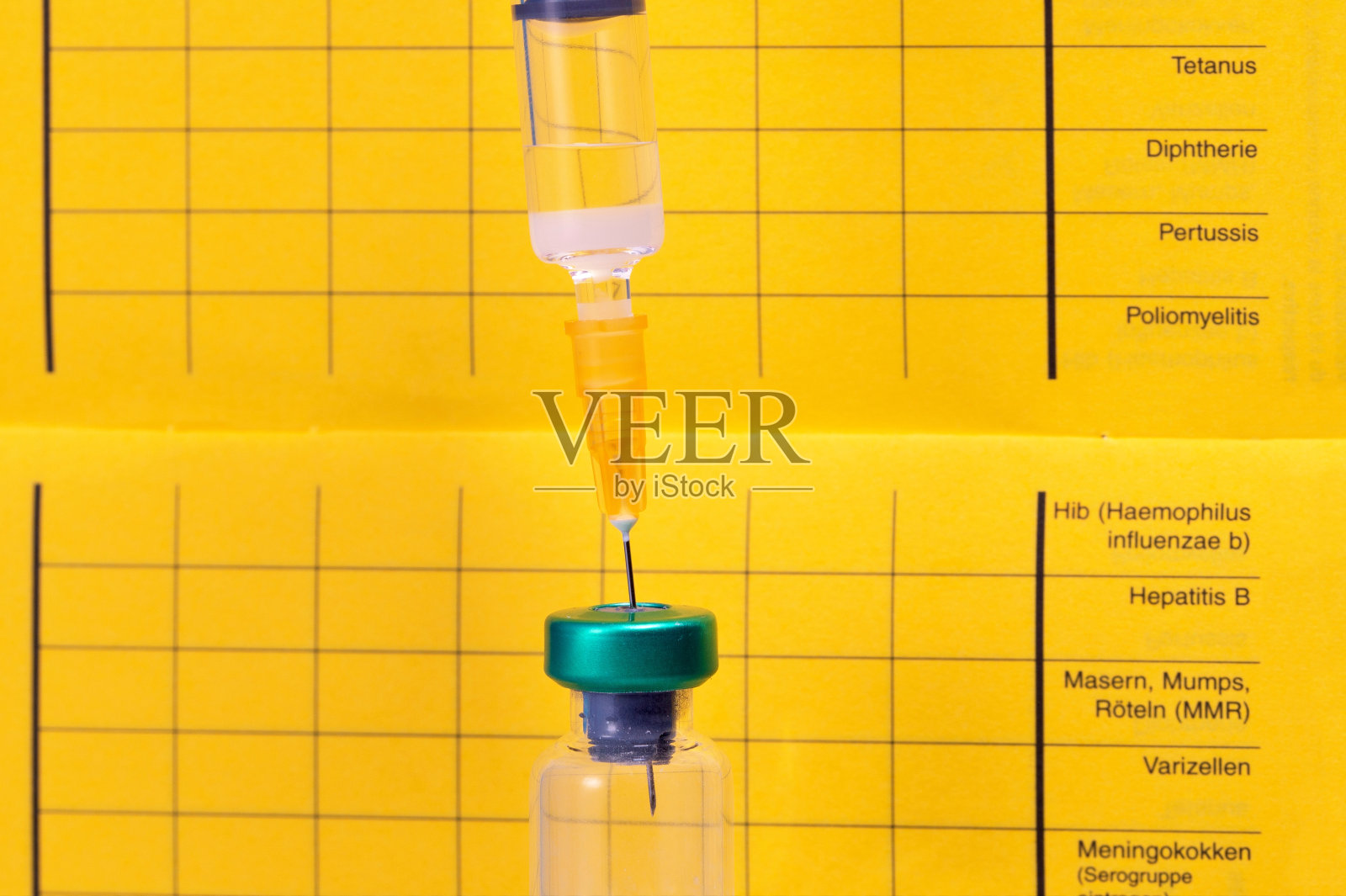 注射器和德国Impfpass -免疫证书-疫苗接种卡，预防马森氏病，流行性腮腺炎和Röteln，肝炎，克赫斯滕照片摄影图片