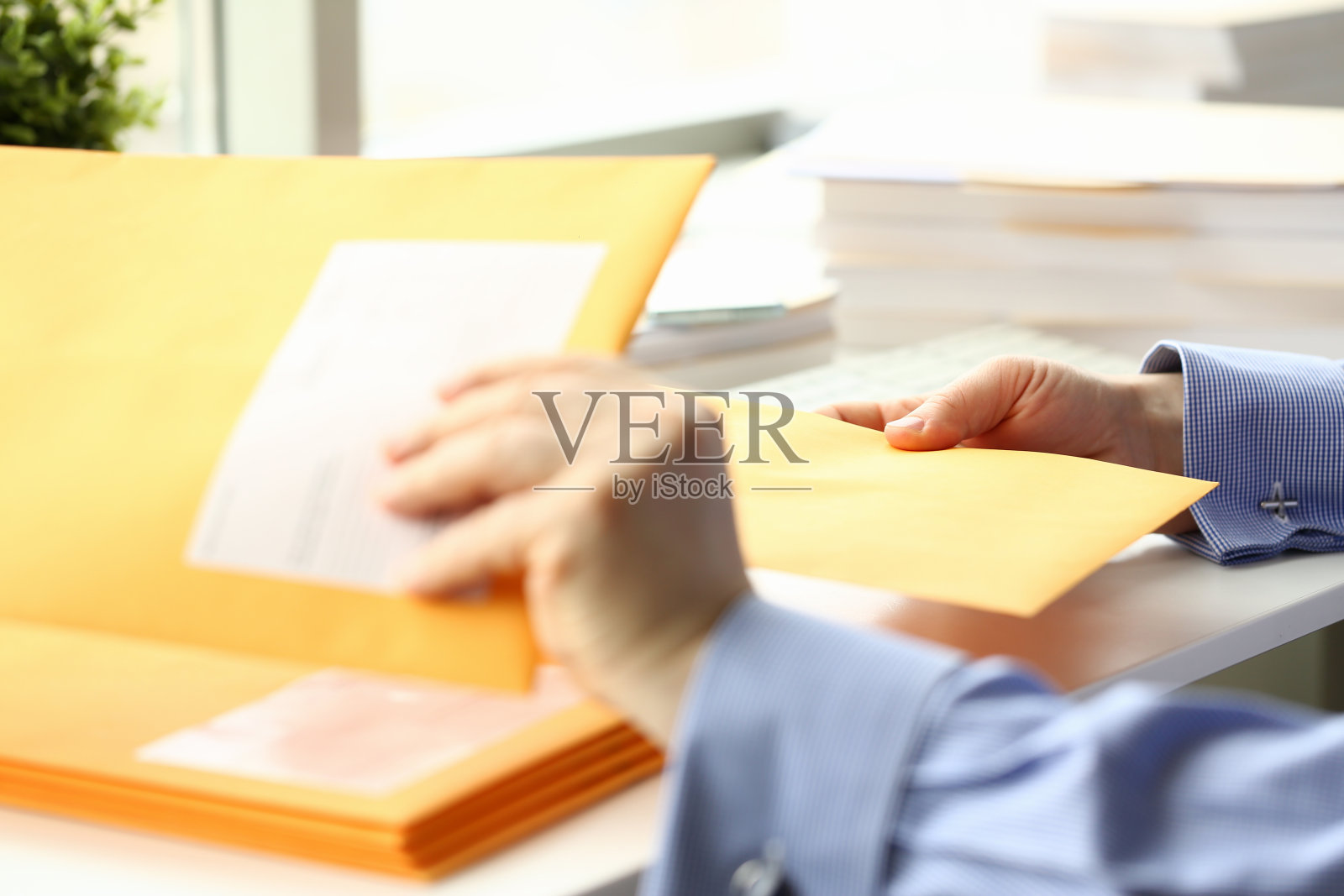 照片聚焦在拿信封的男性手上照片摄影图片