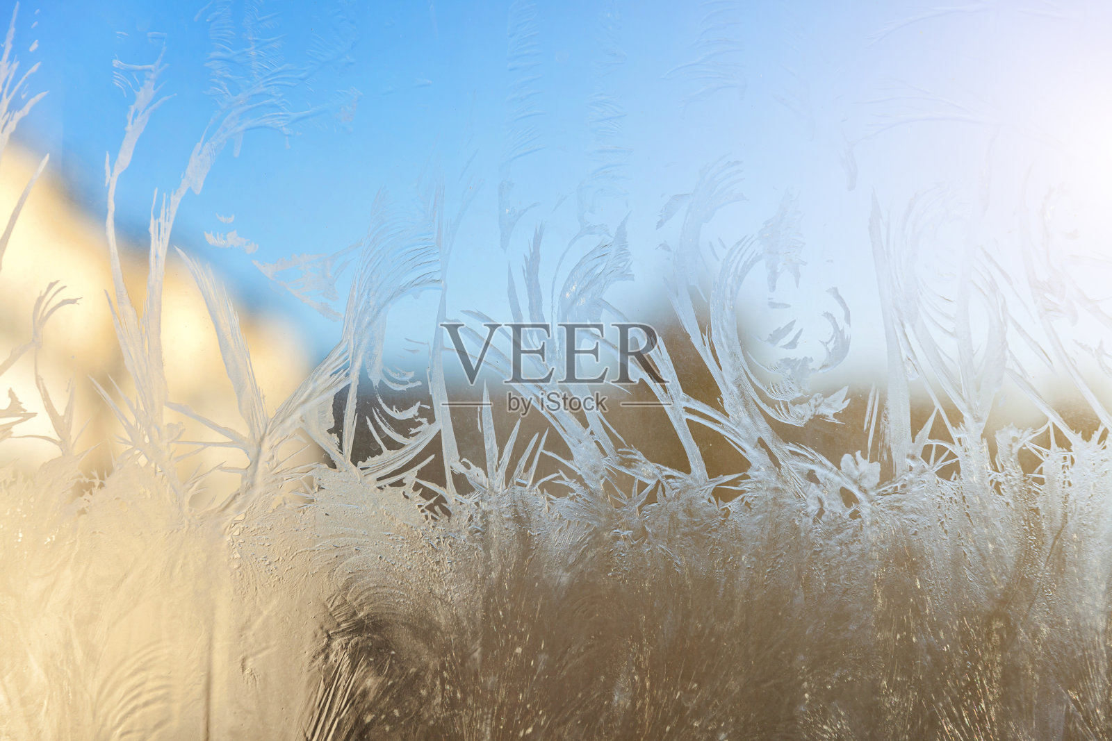 冰冻的冬天窗户有亮晶晶的冰霜图案纹理照片摄影图片