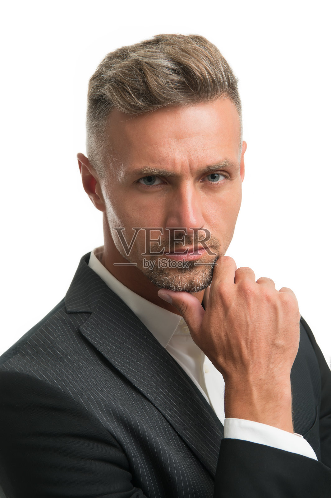 去理发。认真的男人摸胡子。没有刮胡子的英俊单身汉。胡子的理发师。男性打扮。护肤和护发。理发师的服务。理发店。理发店和发廊照片摄影图片