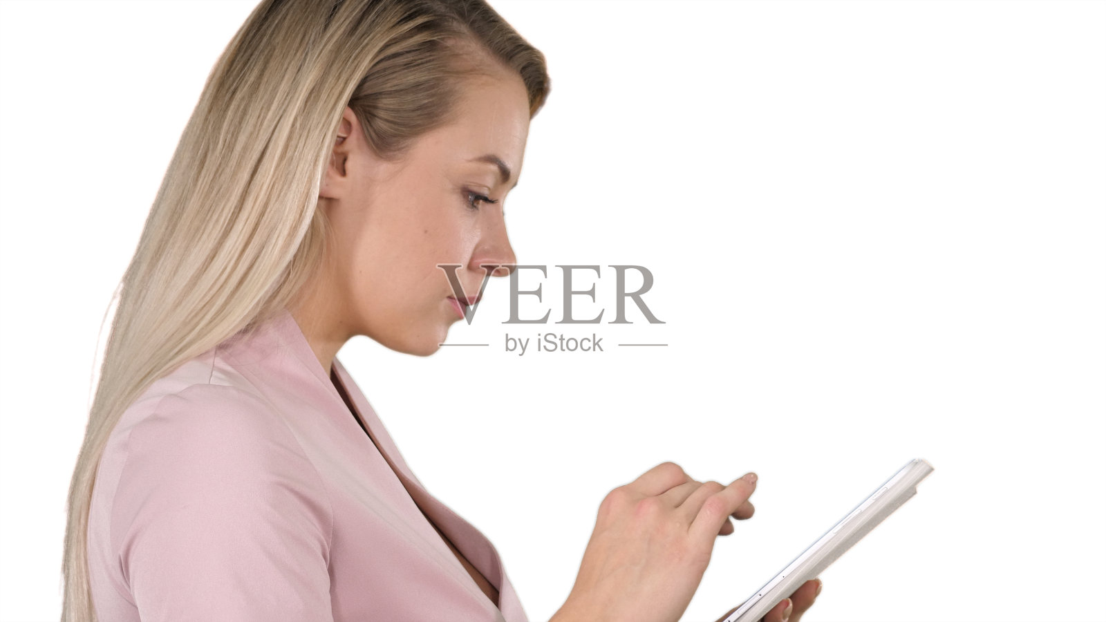 在白色背景上用平板电脑的可爱女人照片摄影图片