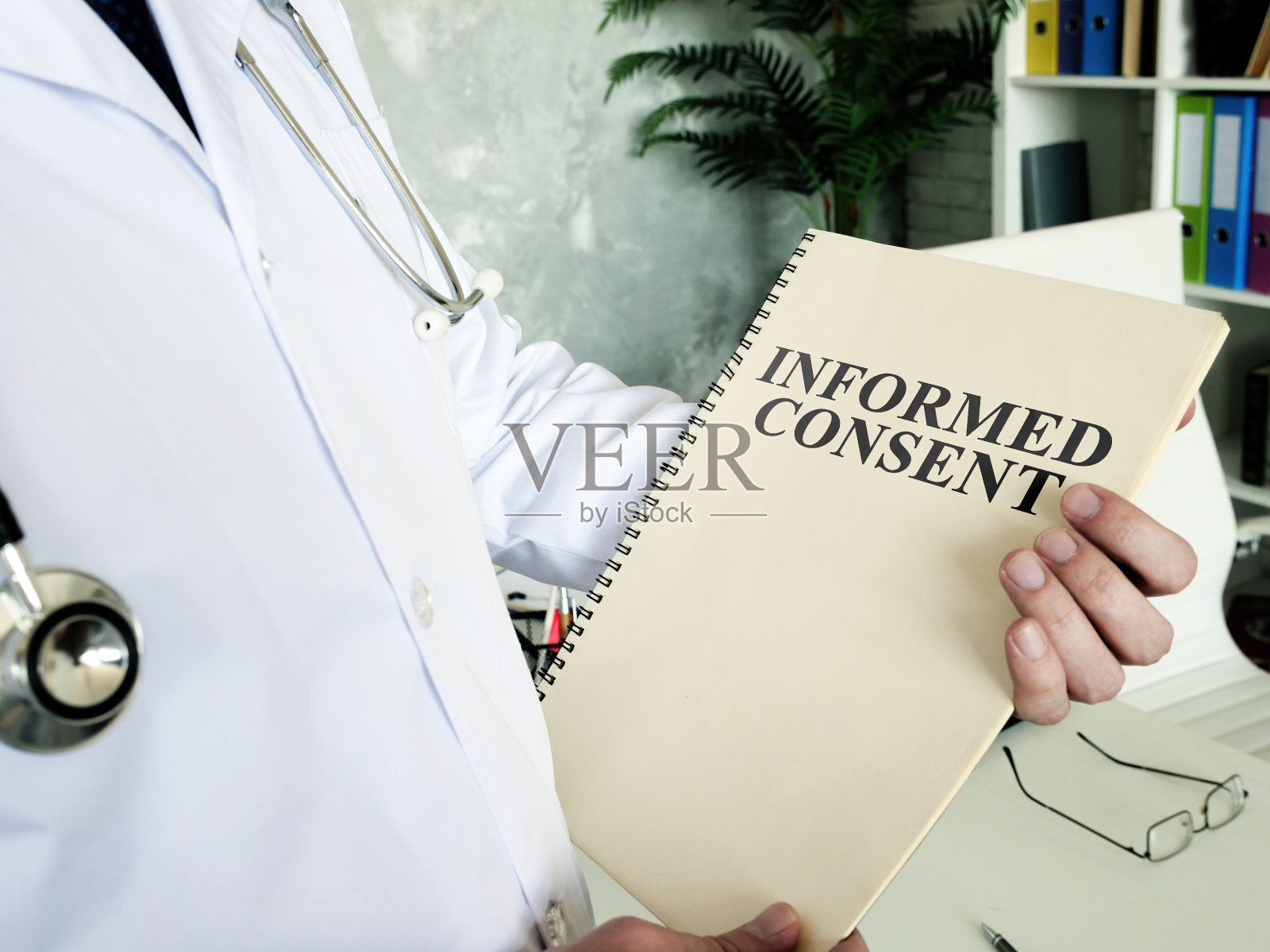 医生出示文件和知情同意书。照片摄影图片
