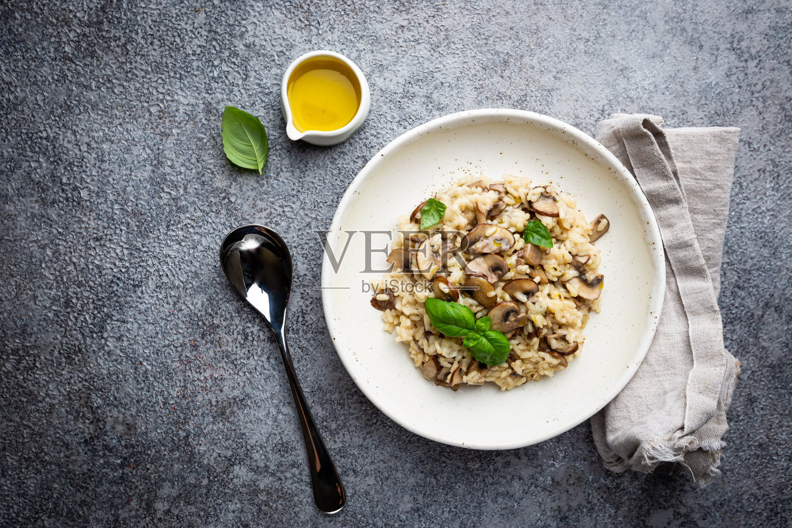 蘑菇烩饭照片摄影图片