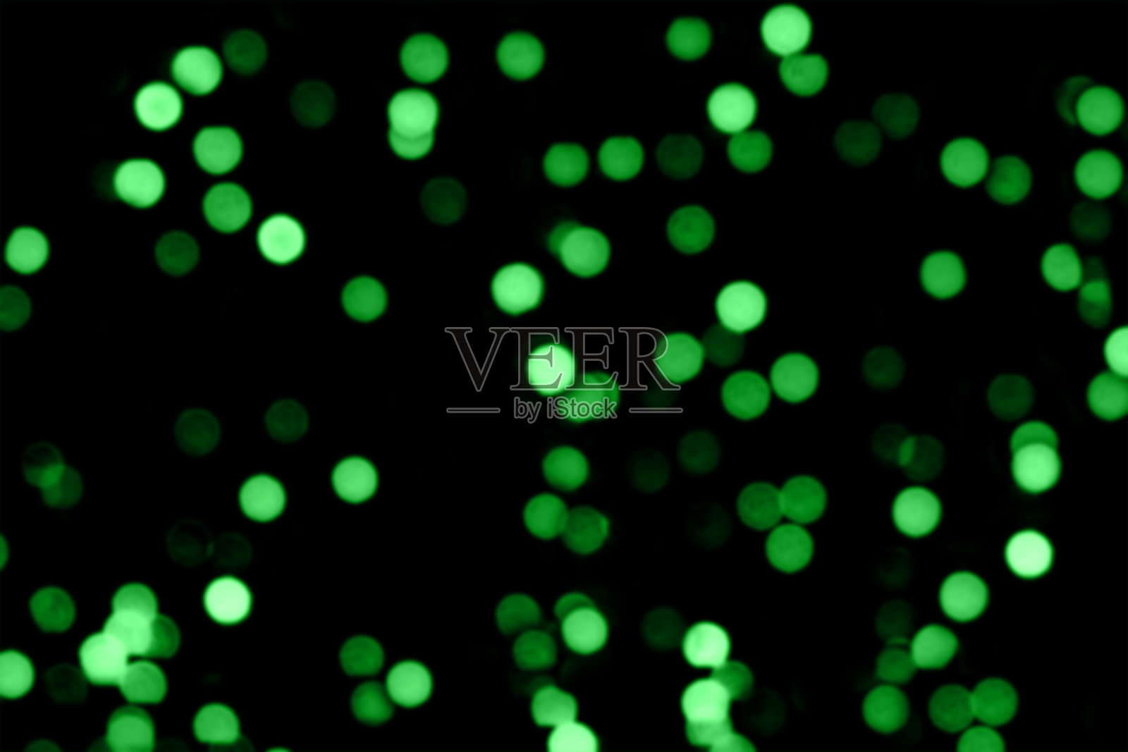 黑色背景上模糊的彩色圣诞彩灯。照片摄影图片