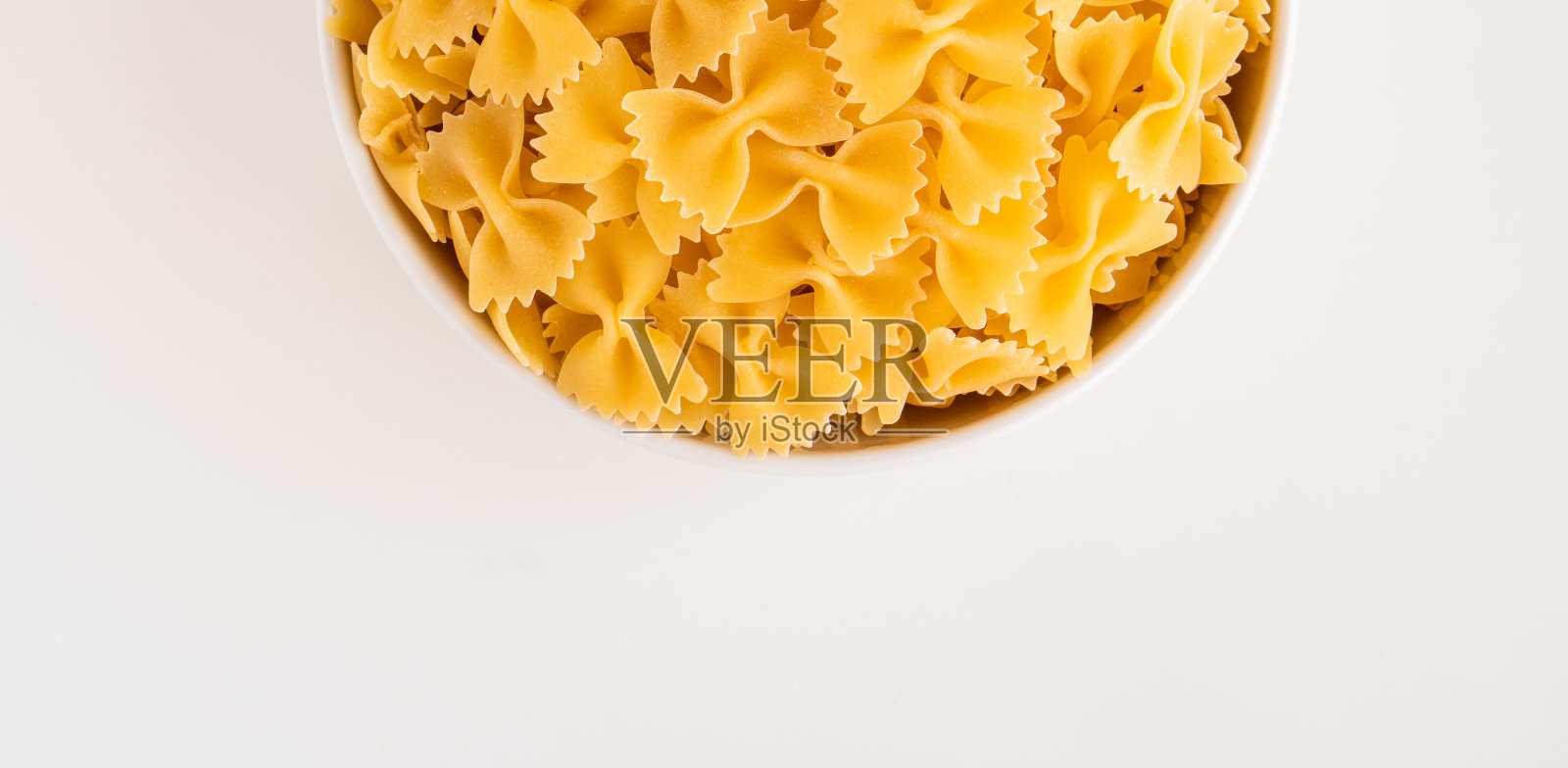 自制的意大利食品，有机全麦素食意大利面，健康的一餐照片摄影图片