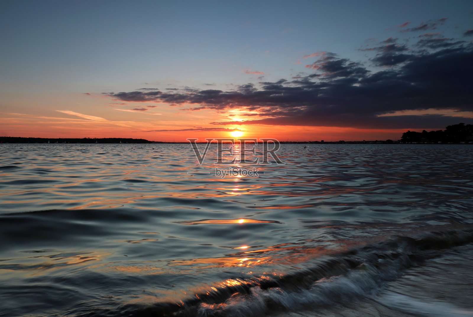 平静海面上的日落照片摄影图片