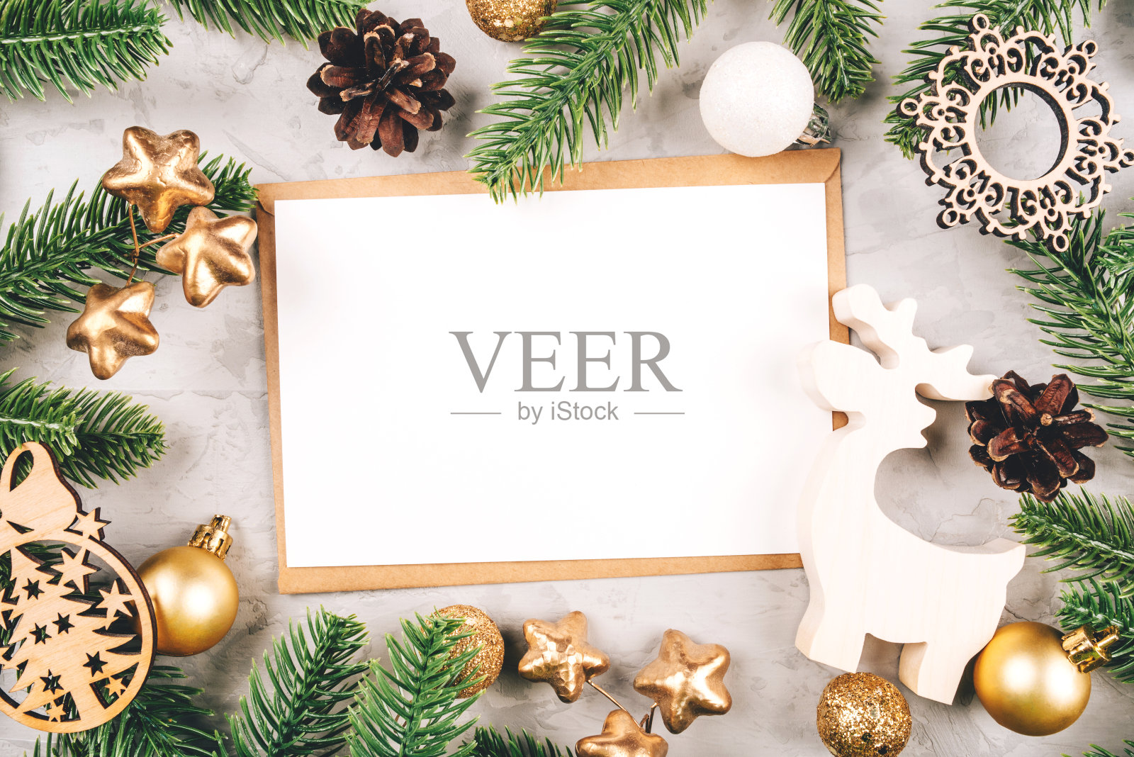 用冷杉树枝和装饰品构成圣诞节。照片摄影图片