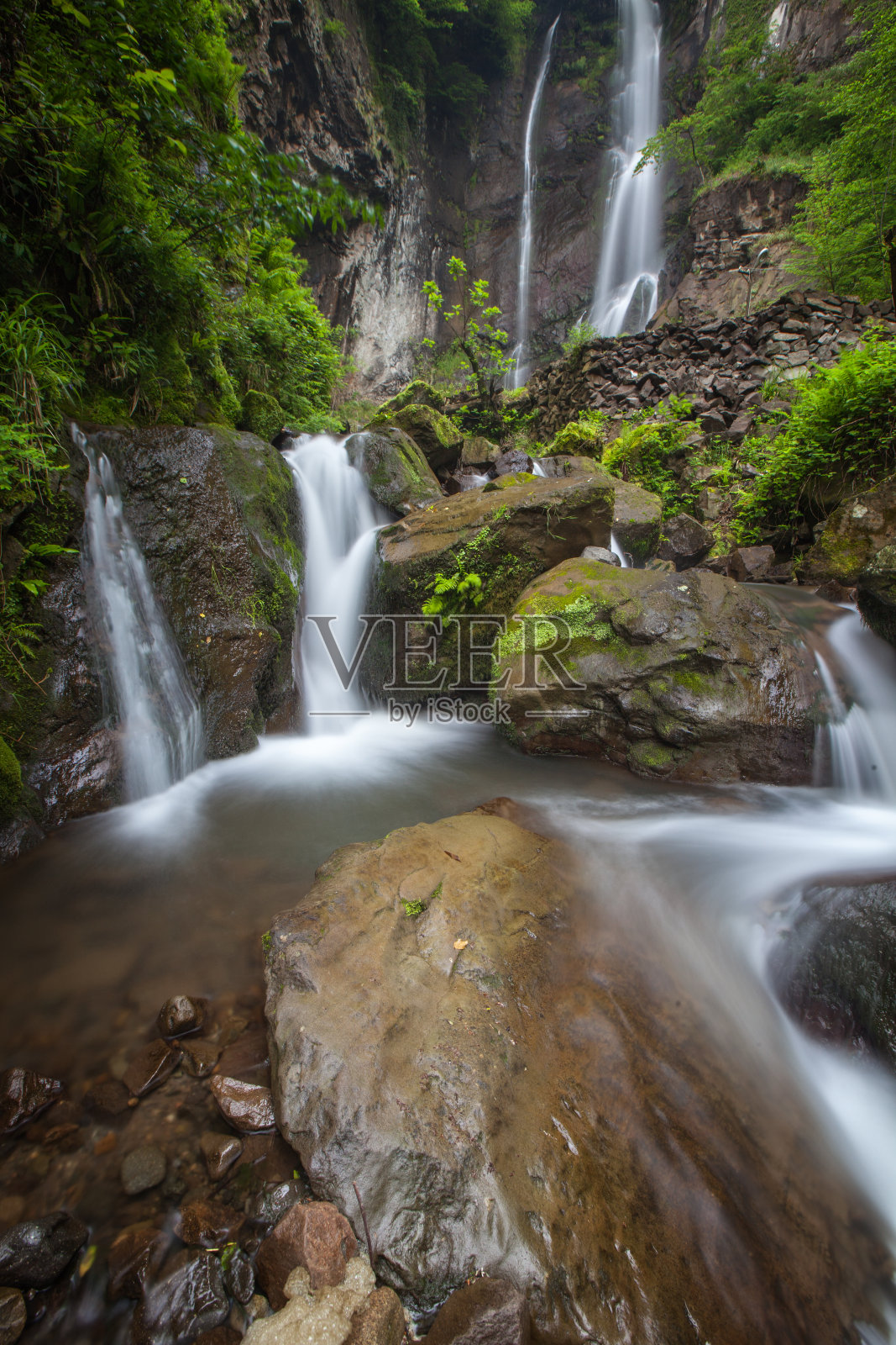 自然公园背景，清新的山背景与湖泊照片摄影图片