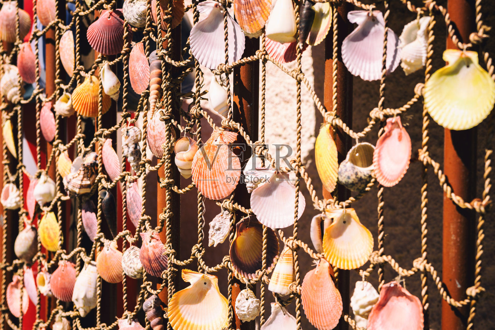 特写的渔网与大量的各种贝壳在希腊照片摄影图片