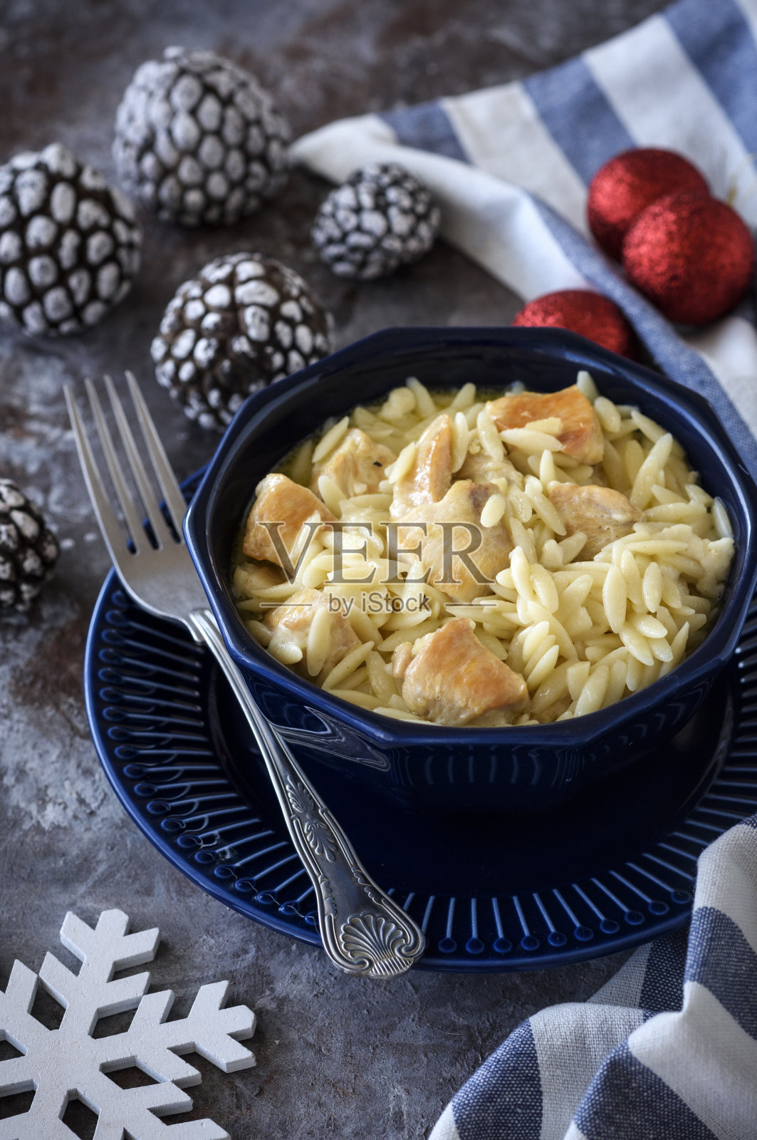 鸡肉、大麦、意大利面照片摄影图片