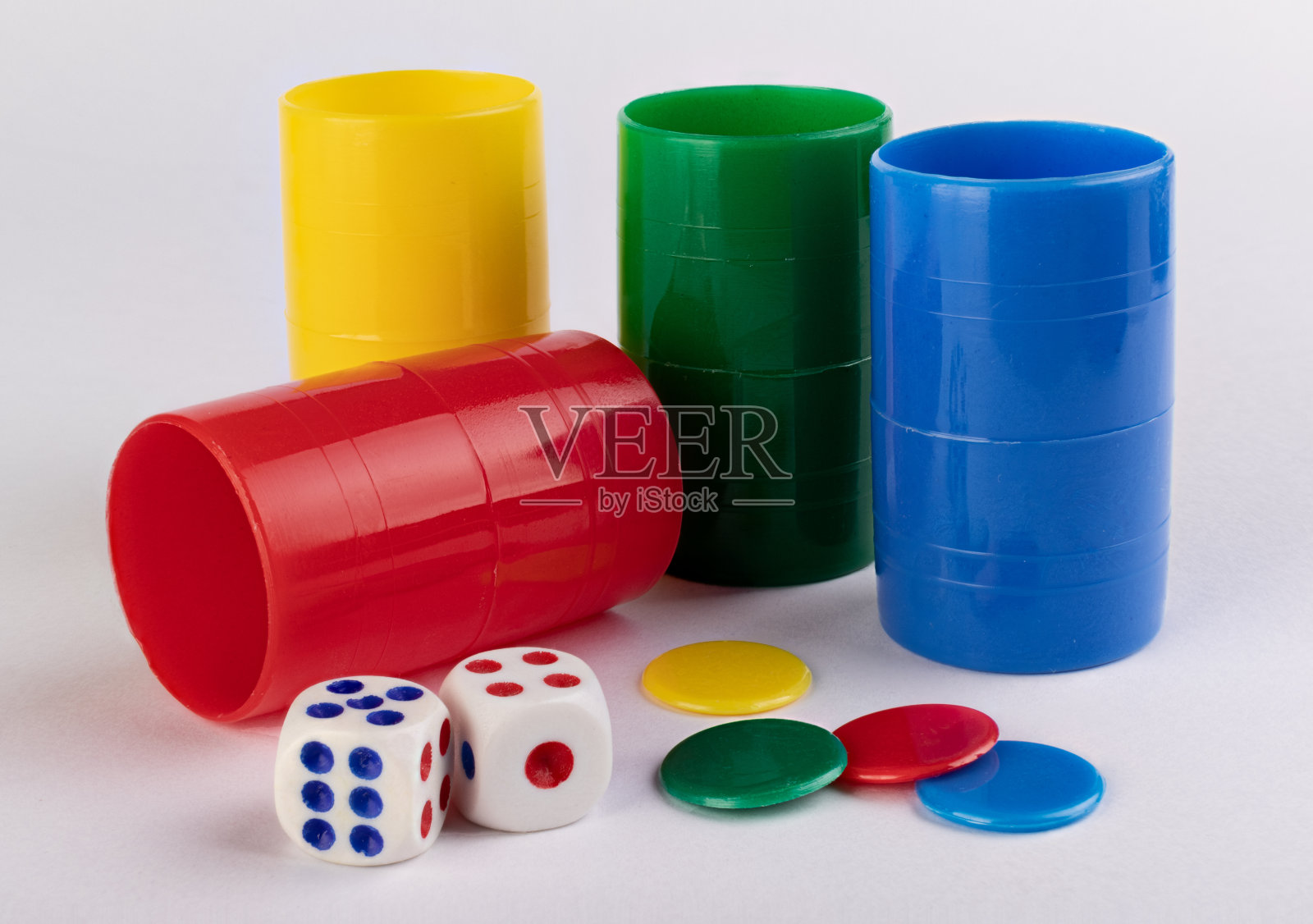 玩Parcheesi时用摇彩色杯子和骰子照片摄影图片