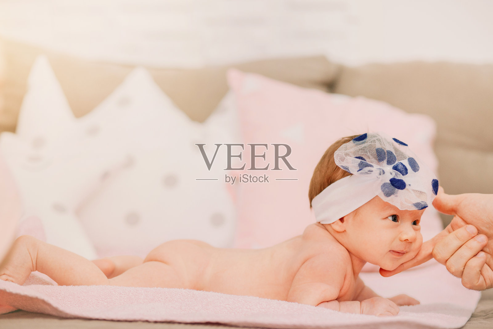 刚出生的女婴照片摄影图片