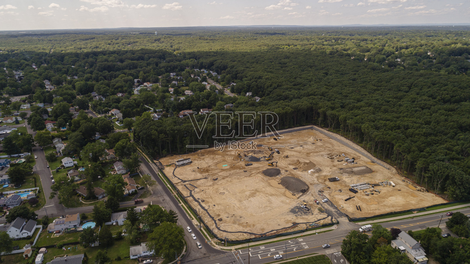 鸟瞰图，建筑工地放置在森林附近的一个小城镇。照片摄影图片