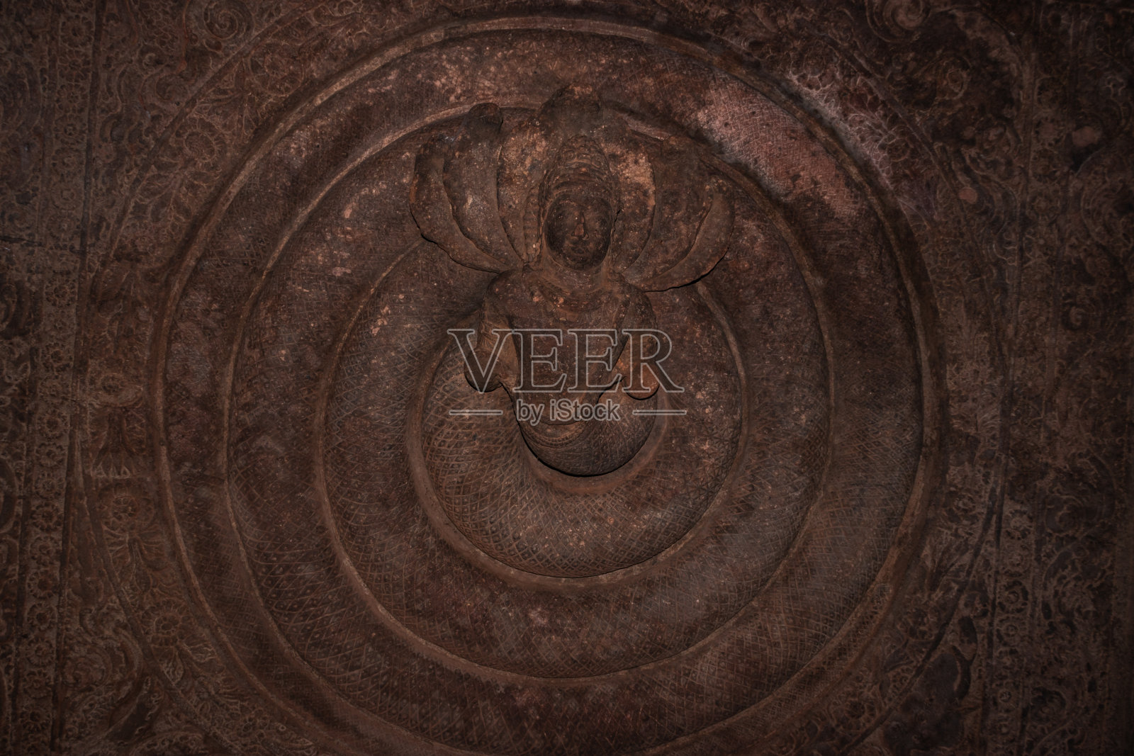 八达米岩洞上雕刻的印度教神像是古代石雕艺术的细节照片摄影图片