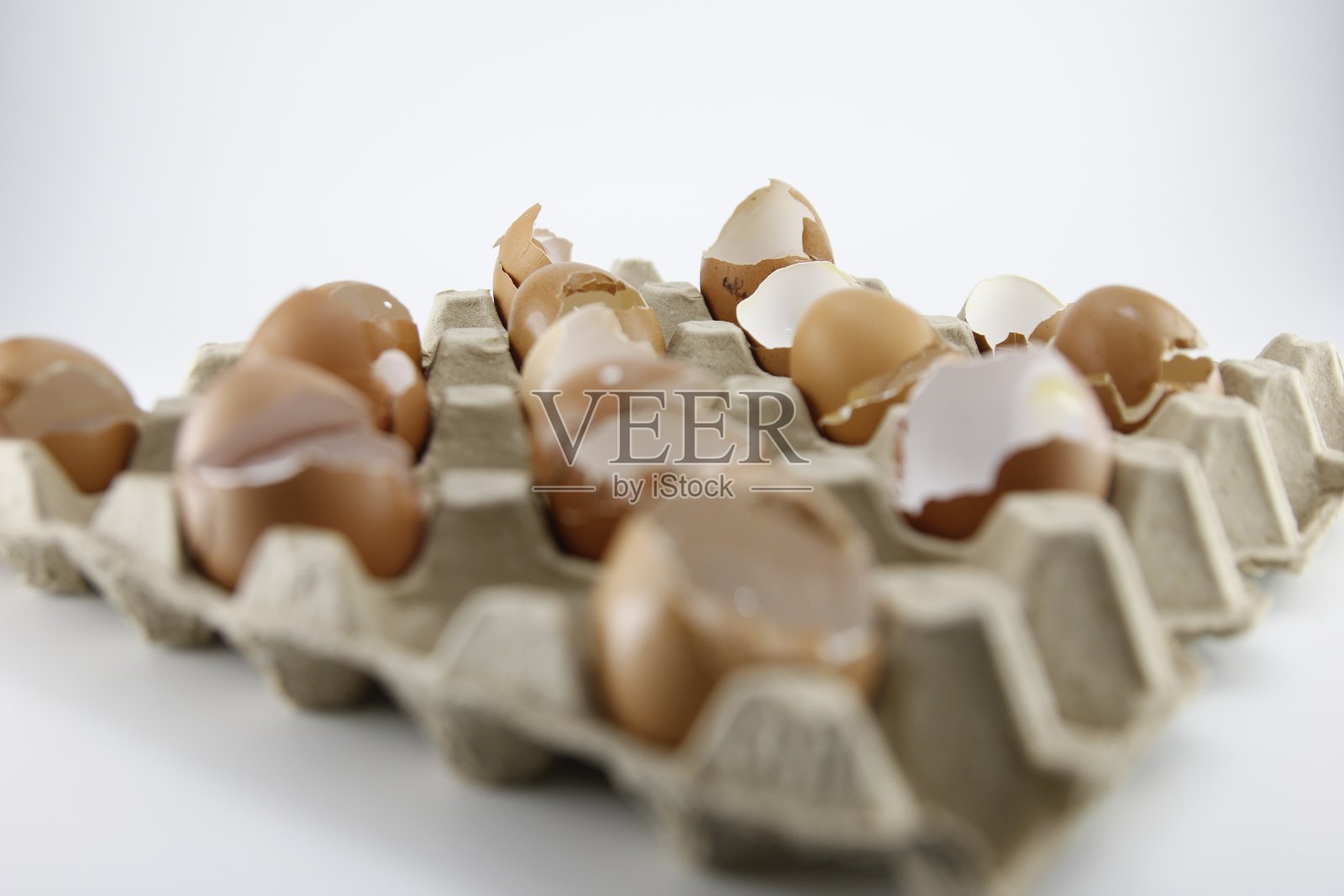 鸡蛋壳被放在一个装鸡蛋的纸盒里。照片摄影图片