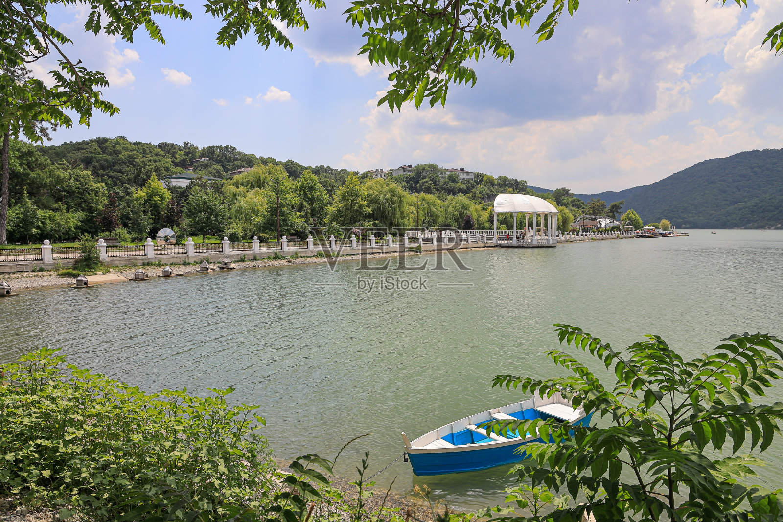 在Abrau-Durso的堤和湖的观点照片摄影图片