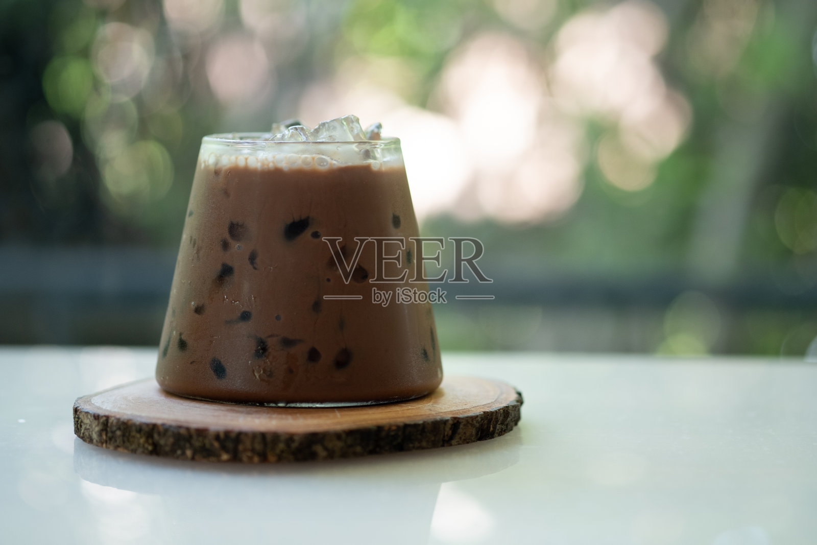 木桌上的冰摩卡咖啡杯。咖啡文化摄影概念照片摄影图片