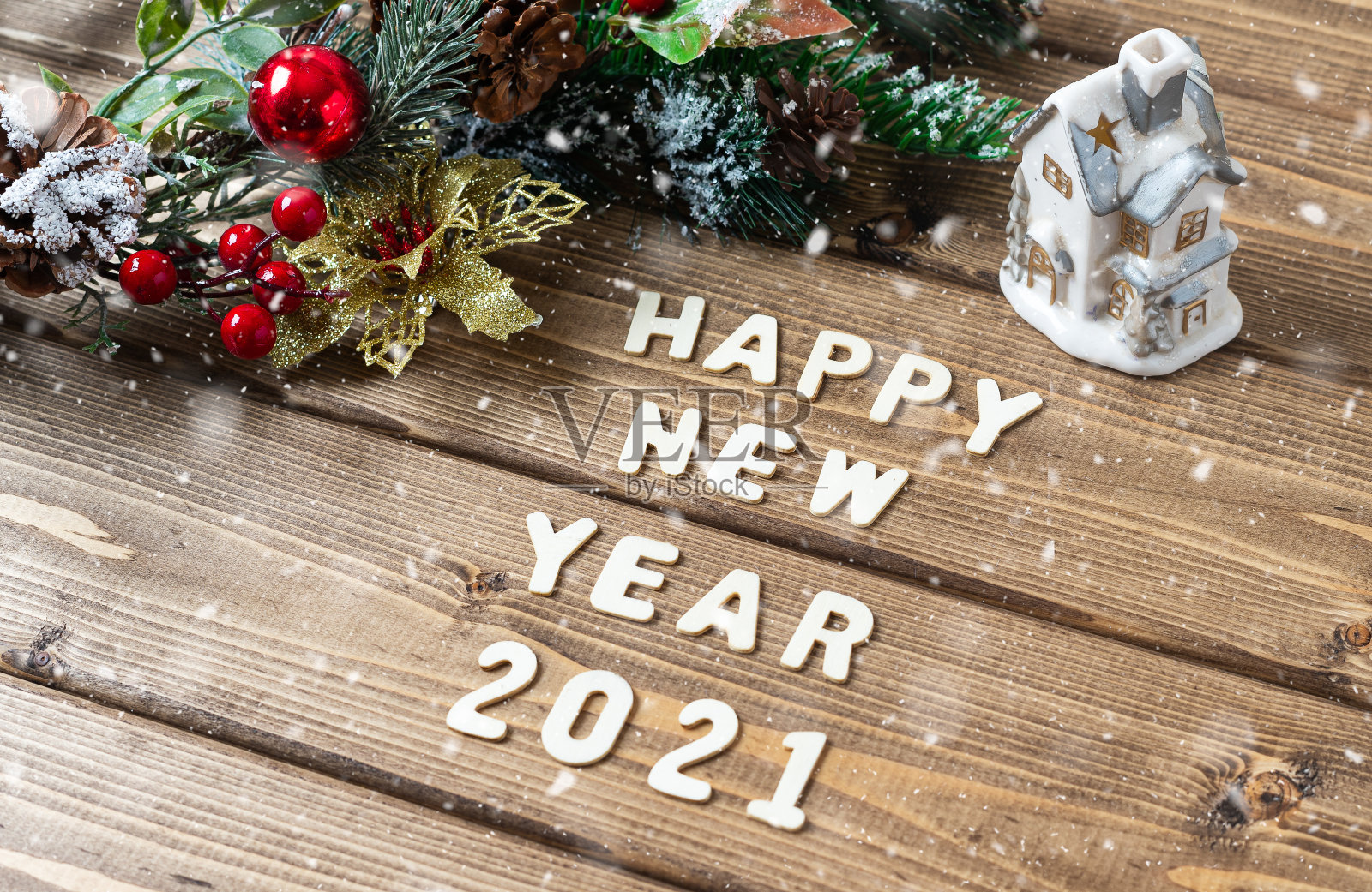 新年快乐作文。圣诞杉木枝头装饰在旧的深色木质背景上，以字母文字为背景，平躺侧观照片摄影图片